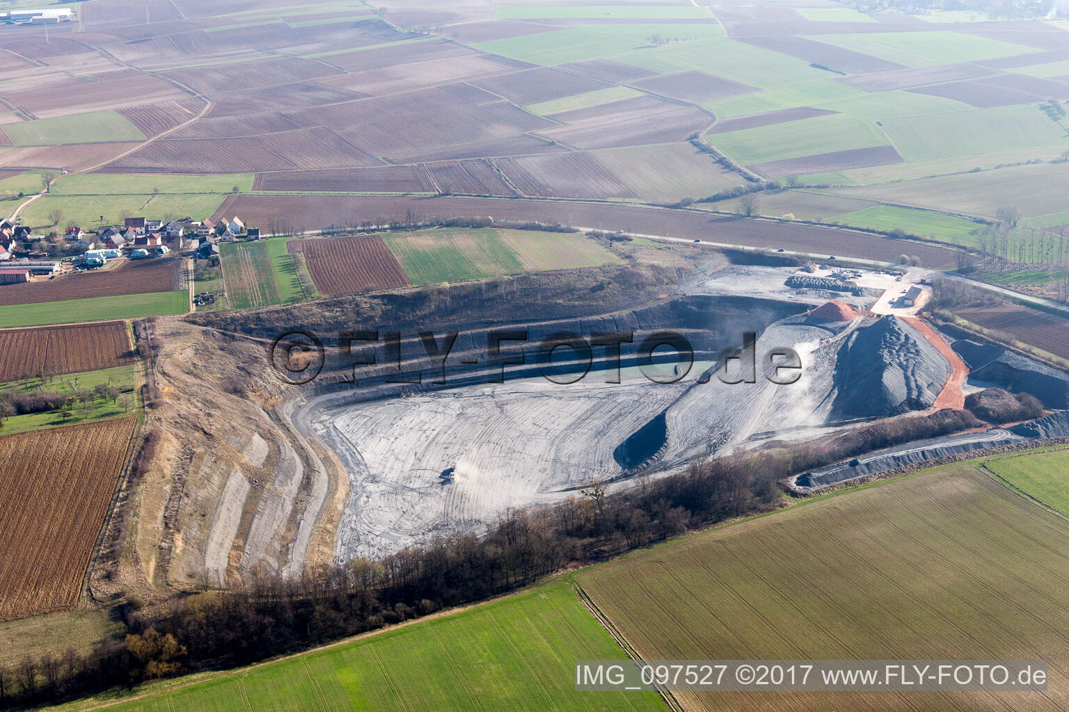 Vue aérienne de Terrain et zones de déblais de la mine de gravier à ciel ouvert à Lixhausen dans le département Bas Rhin, France