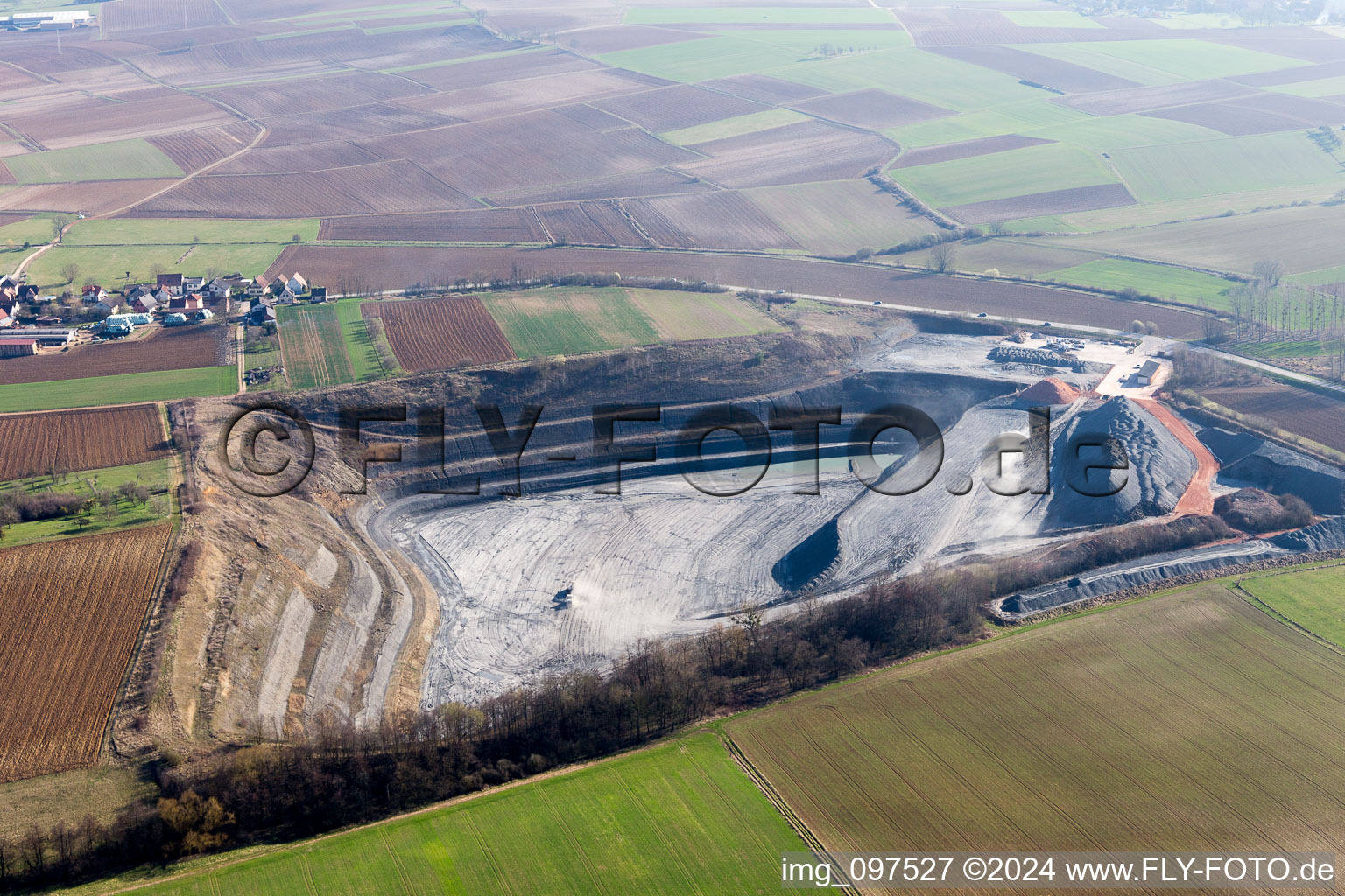 Vue aérienne de Terrain et zones de déblais de la mine de gravier à ciel ouvert à Lixhausen dans le département Bas Rhin, France