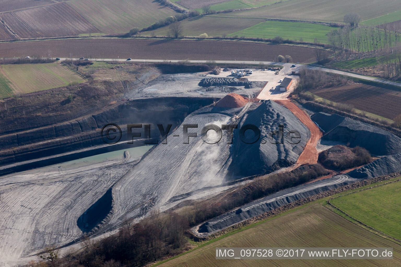 Photographie aérienne de Terrain et zones de déblais de la mine de gravier à ciel ouvert à Lixhausen dans le département Bas Rhin, France