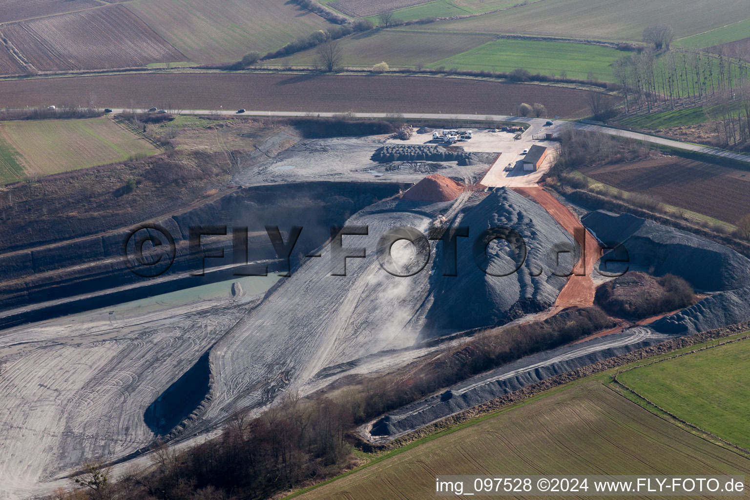 Photographie aérienne de Terrain et zones de déblais de la mine de gravier à ciel ouvert à Lixhausen dans le département Bas Rhin, France