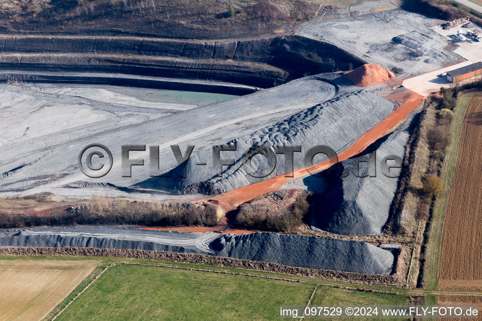 Vue oblique de Terrain et zones de déblais de la mine de gravier à ciel ouvert à Lixhausen dans le département Bas Rhin, France