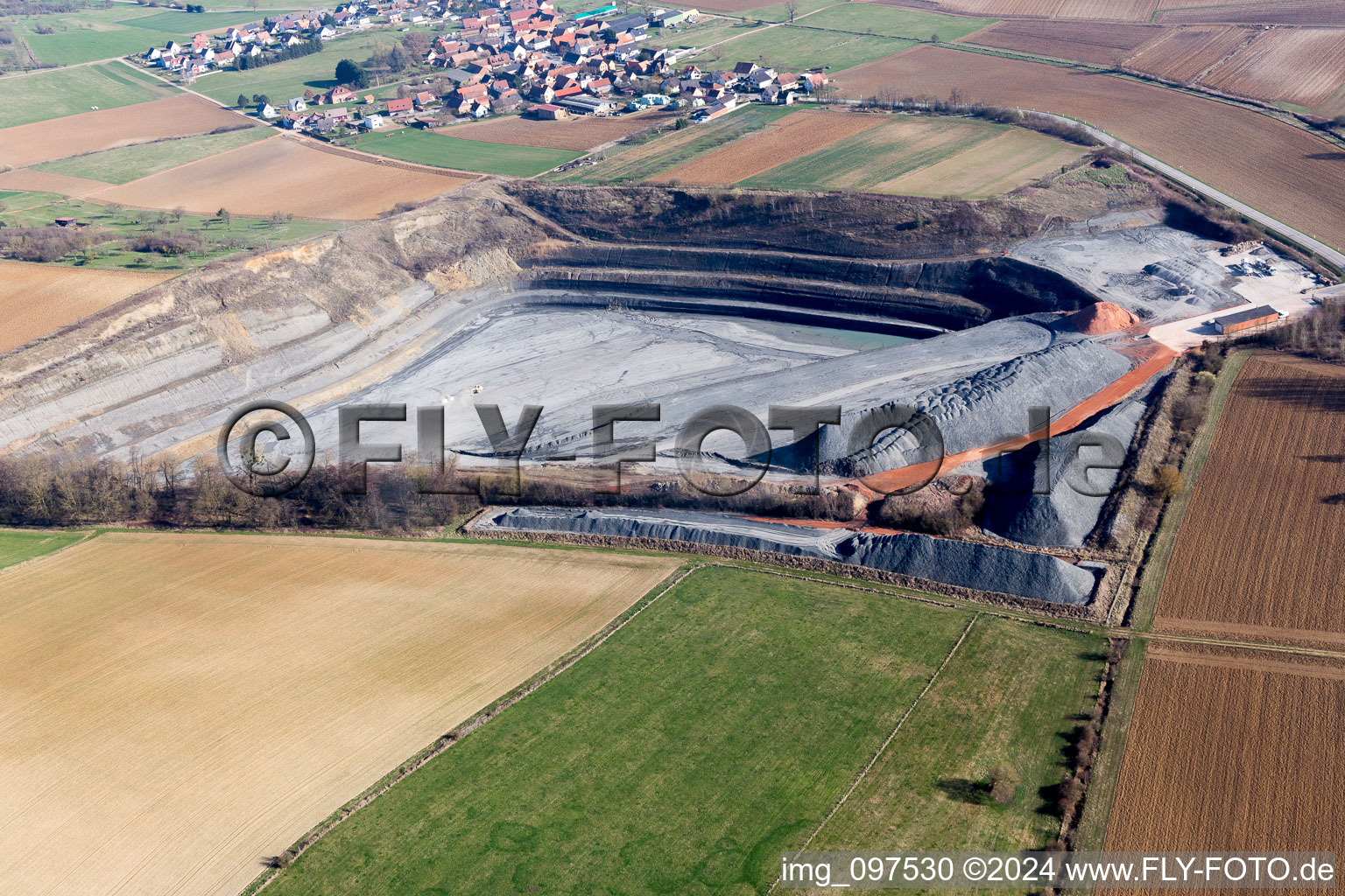 Terrain et zones de déblais de la mine de gravier à ciel ouvert à Lixhausen dans le département Bas Rhin, France d'en haut