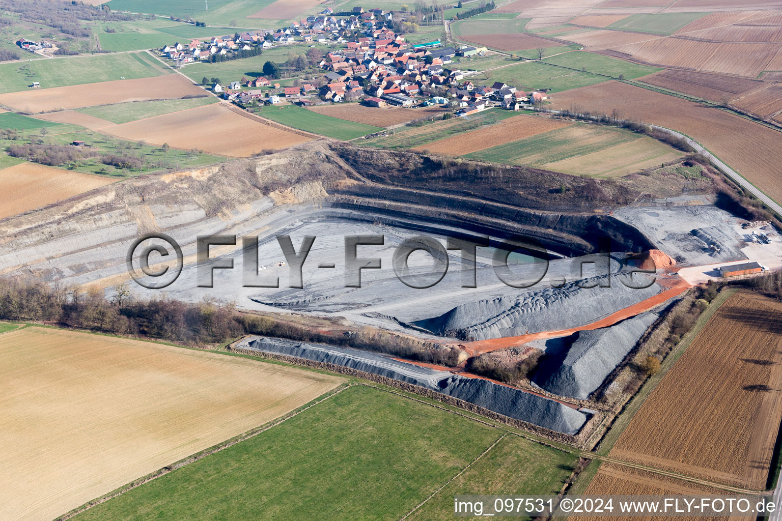 Terrain et zones de déblais de la mine de gravier à ciel ouvert à Lixhausen dans le département Bas Rhin, France hors des airs