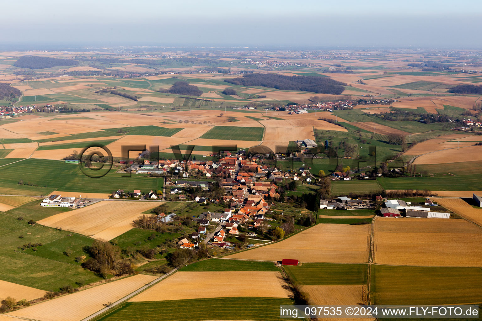 Vue aérienne de Wickersheim-Wilshausen dans le département Bas Rhin, France