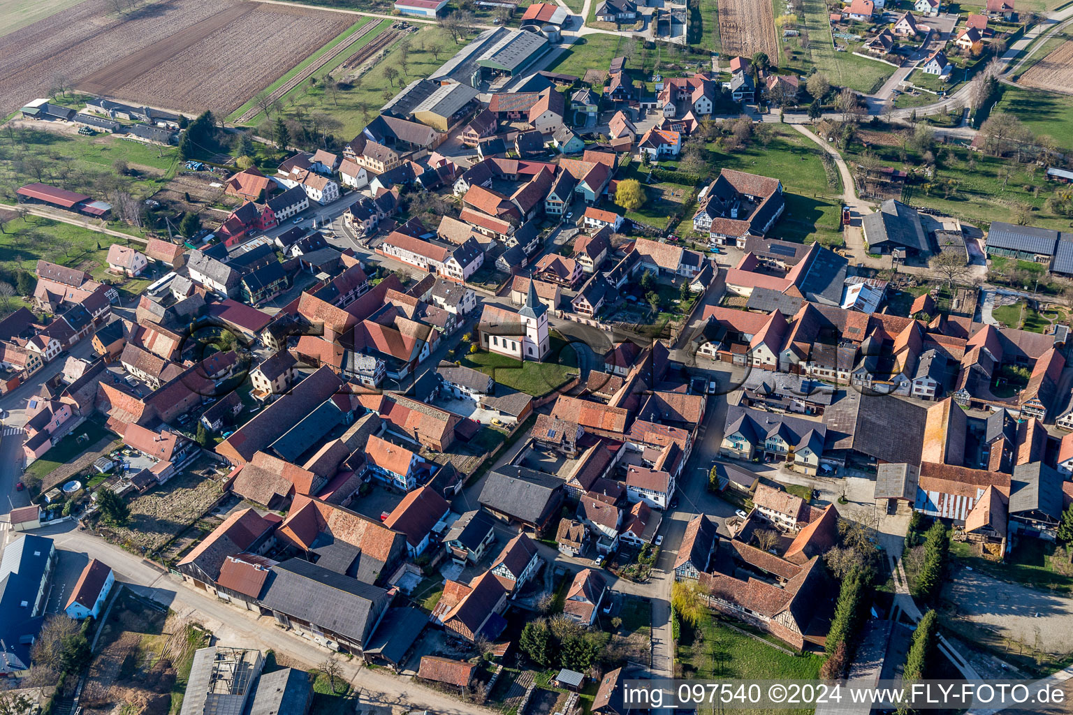 Vue aérienne de Champs agricoles et surfaces utilisables à Gottesheim dans le département Bas Rhin, France