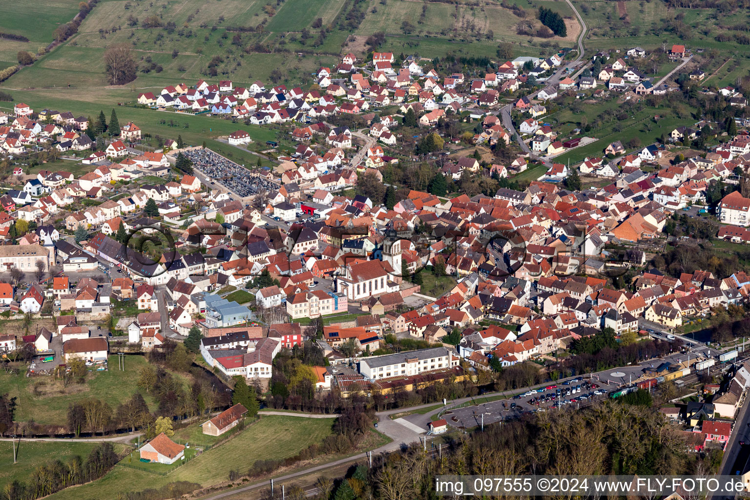 Vue aérienne de Vue sur le village à Dettwiller dans le département Bas Rhin, France
