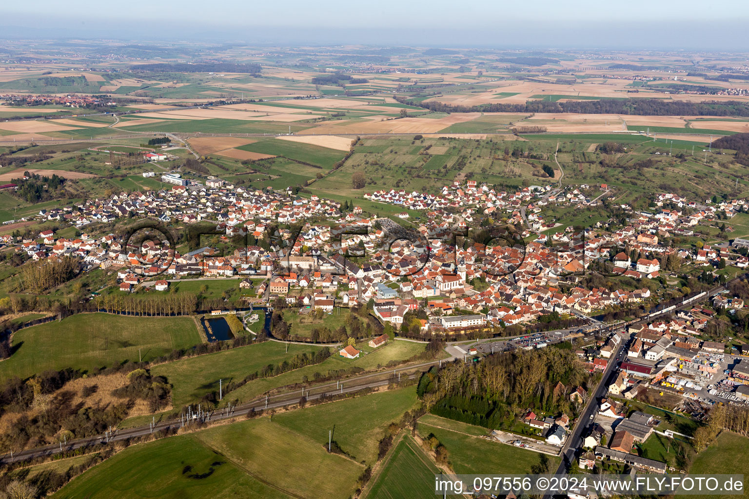 Vue aérienne de Vue sur le village à Dettwiller dans le département Bas Rhin, France