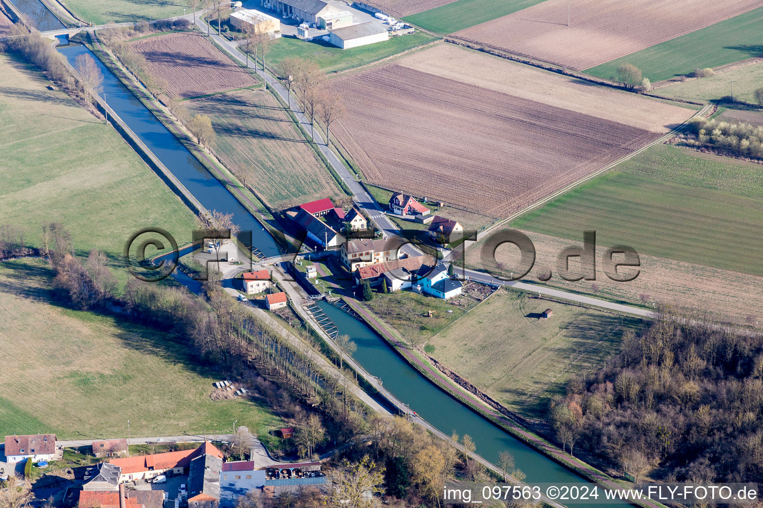 Vue aérienne de Écluse n°38 à Lupstein dans le département Bas Rhin, France