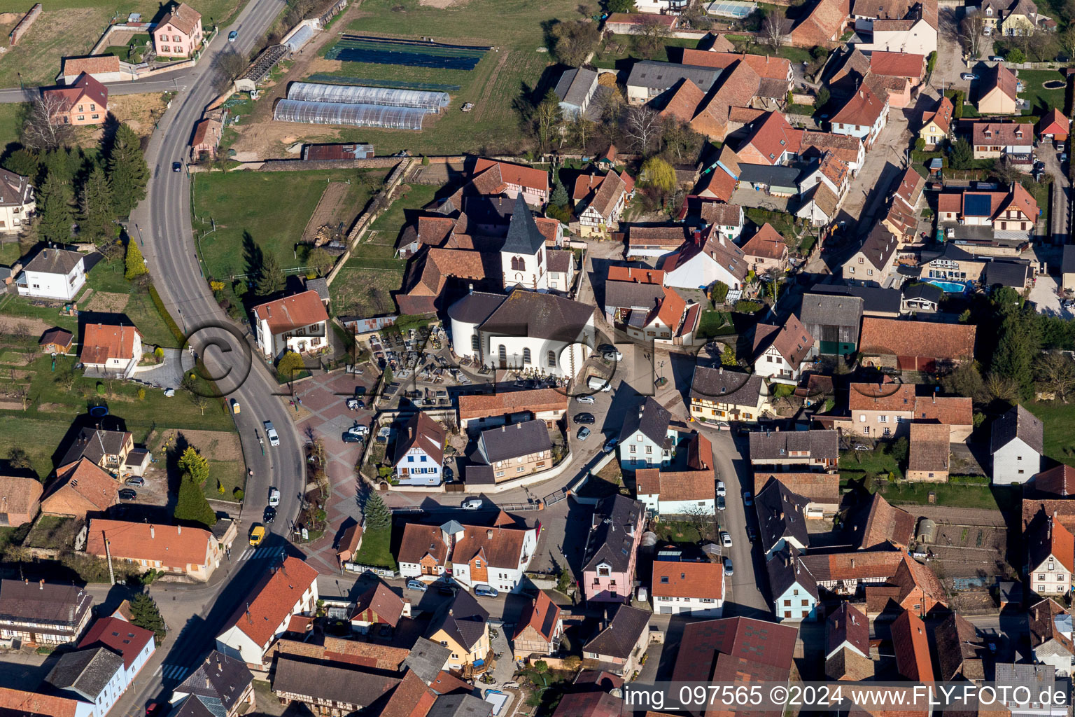 Vue aérienne de Eglise Wilwisheim au centre du village à Wilwisheim dans le département Bas Rhin, France