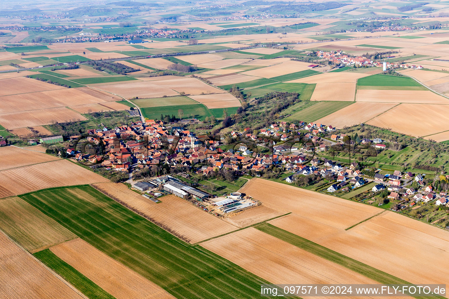 Vue aérienne de Champs agricoles et surfaces utilisables à Melsheim dans le département Bas Rhin, France