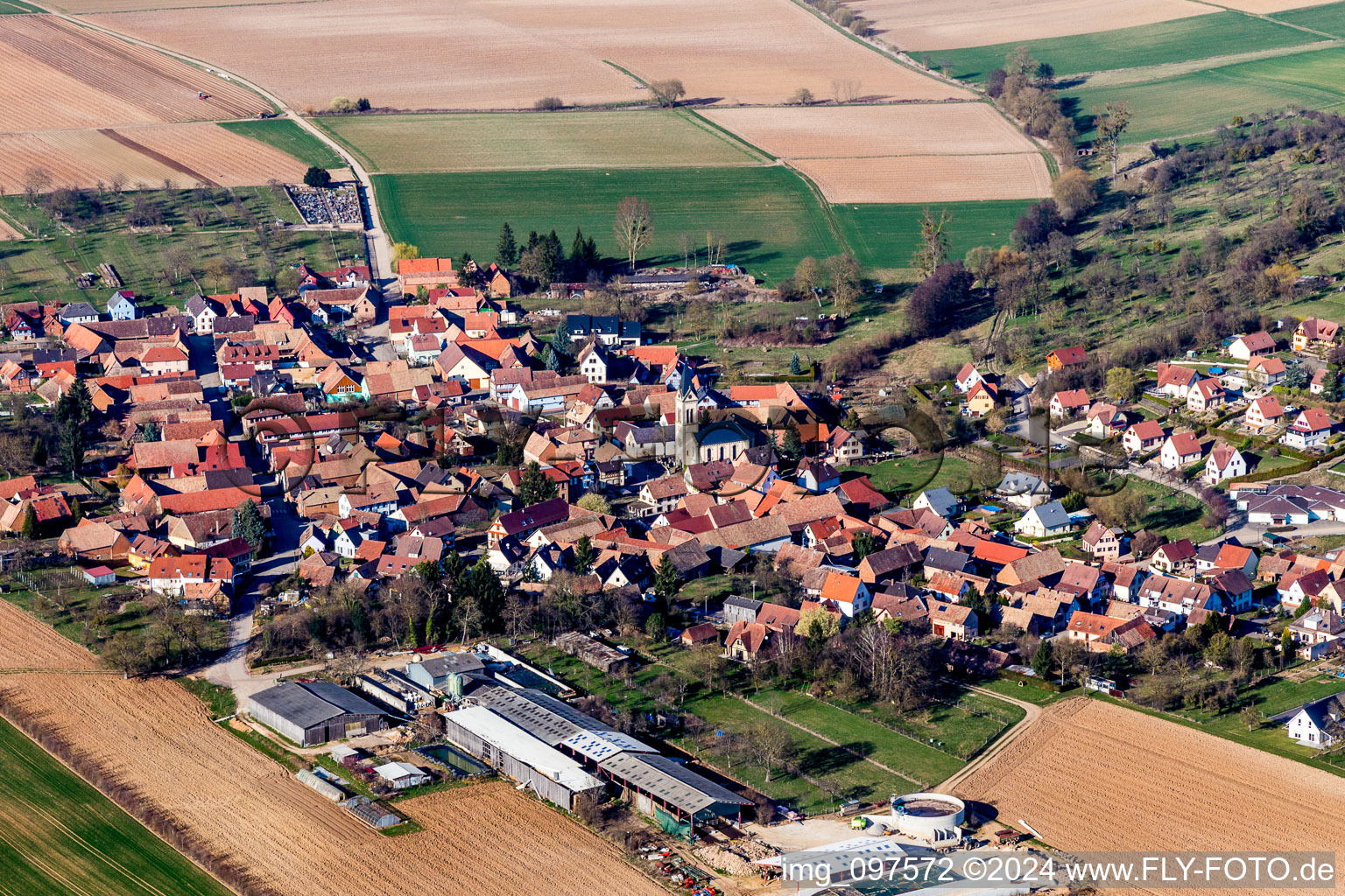Vue aérienne de Champs agricoles et surfaces utilisables à Melsheim dans le département Bas Rhin, France