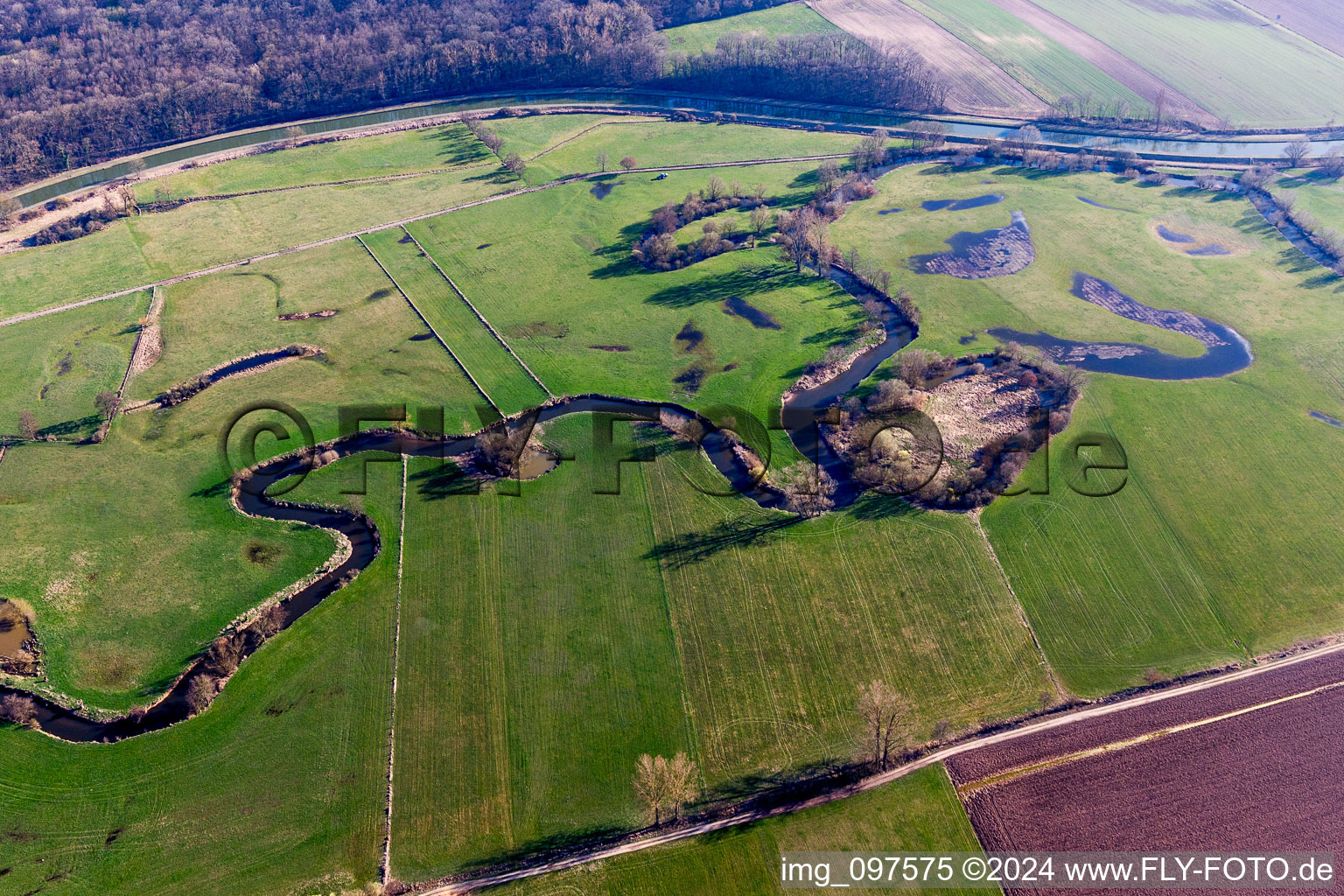 Vue aérienne de Courbe sinueuse et sinueuse d'un ruisseau - la rivière Zorn à Hochfelden dans le département Bas Rhin, France