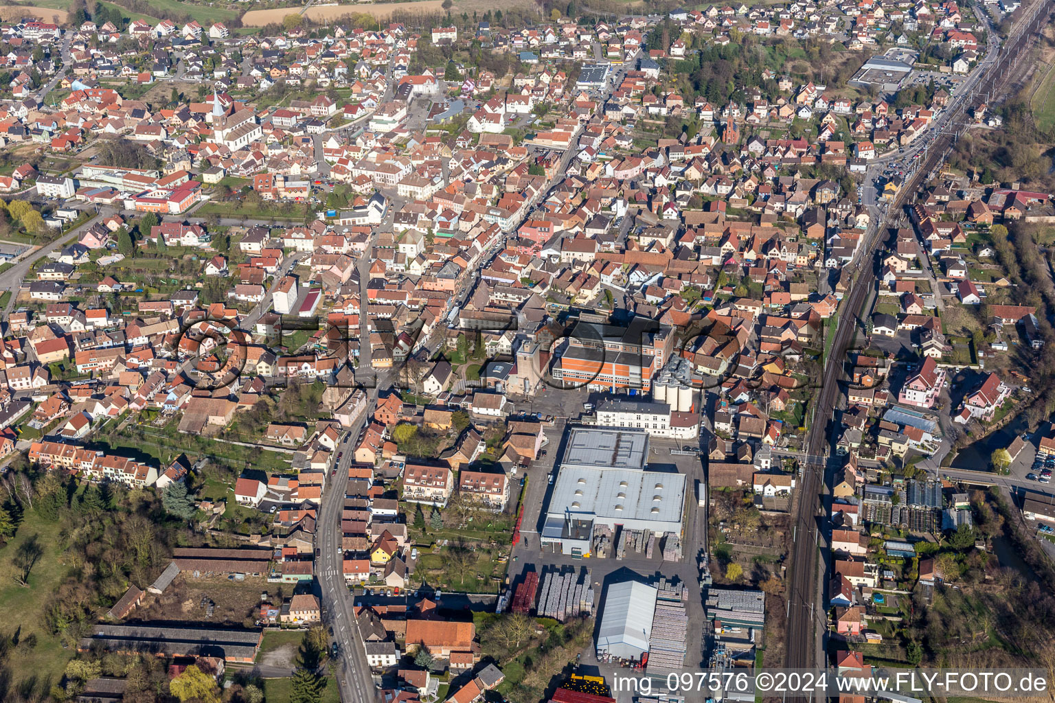 Vue aérienne de Vue des rues et des maisons des quartiers résidentiels à Hochfelden dans le département Bas Rhin, France