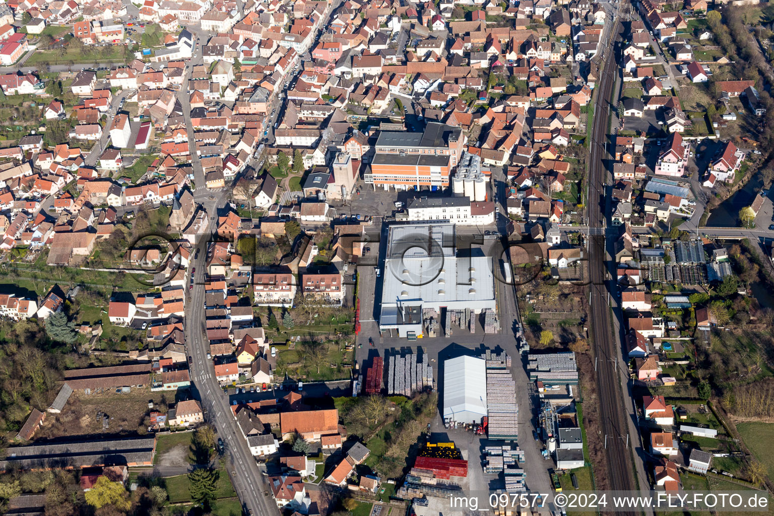 Vue aérienne de Vue des rues et des maisons des quartiers résidentiels à Hochfelden dans le département Bas Rhin, France