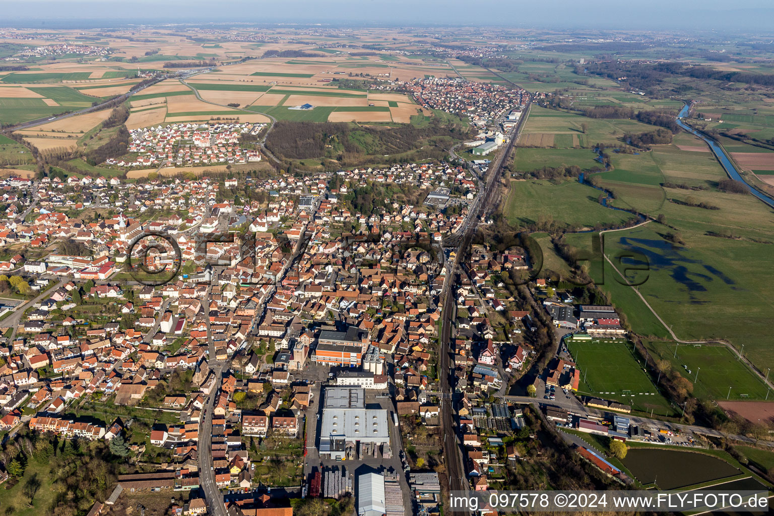 Photographie aérienne de Vue des rues et des maisons des quartiers résidentiels à Hochfelden dans le département Bas Rhin, France