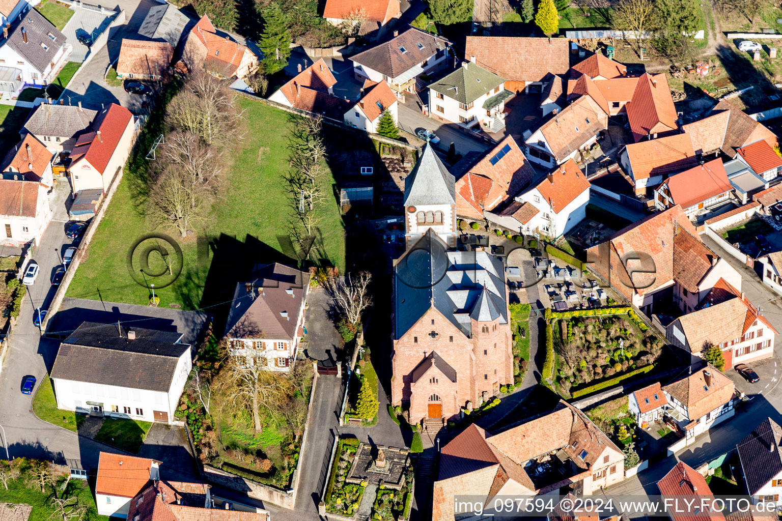 Vue aérienne de Bâtiment religieux et cimetière de l'Église protestante luthérienne au centre du village à Schwindratzheim dans le département Bas Rhin, France