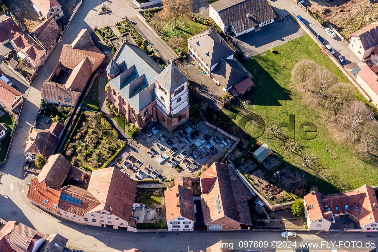 Vue aérienne de Bâtiment religieux et cimetière de l'Église protestante luthérienne au centre du village à Schwindratzheim dans le département Bas Rhin, France