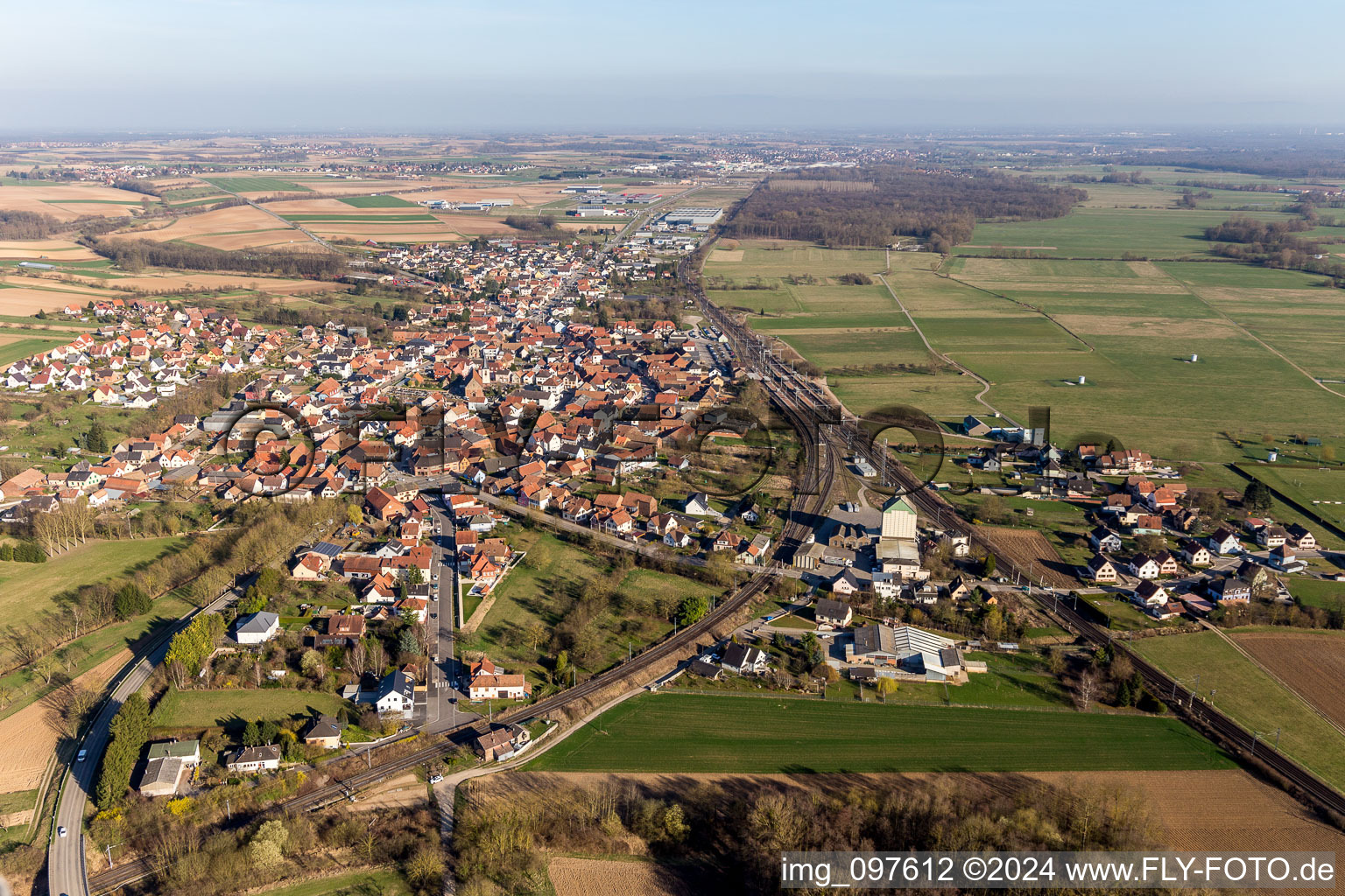 Vue aérienne de Tracé du passage à niveau du système ferroviaire et ferroviaire de la SNCF à Mommenheim dans le département Bas Rhin, France