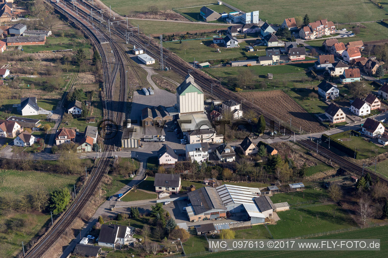 Vue aérienne de Tracé du passage à niveau du système ferroviaire et ferroviaire de la SNCF à Mommenheim dans le département Bas Rhin, France