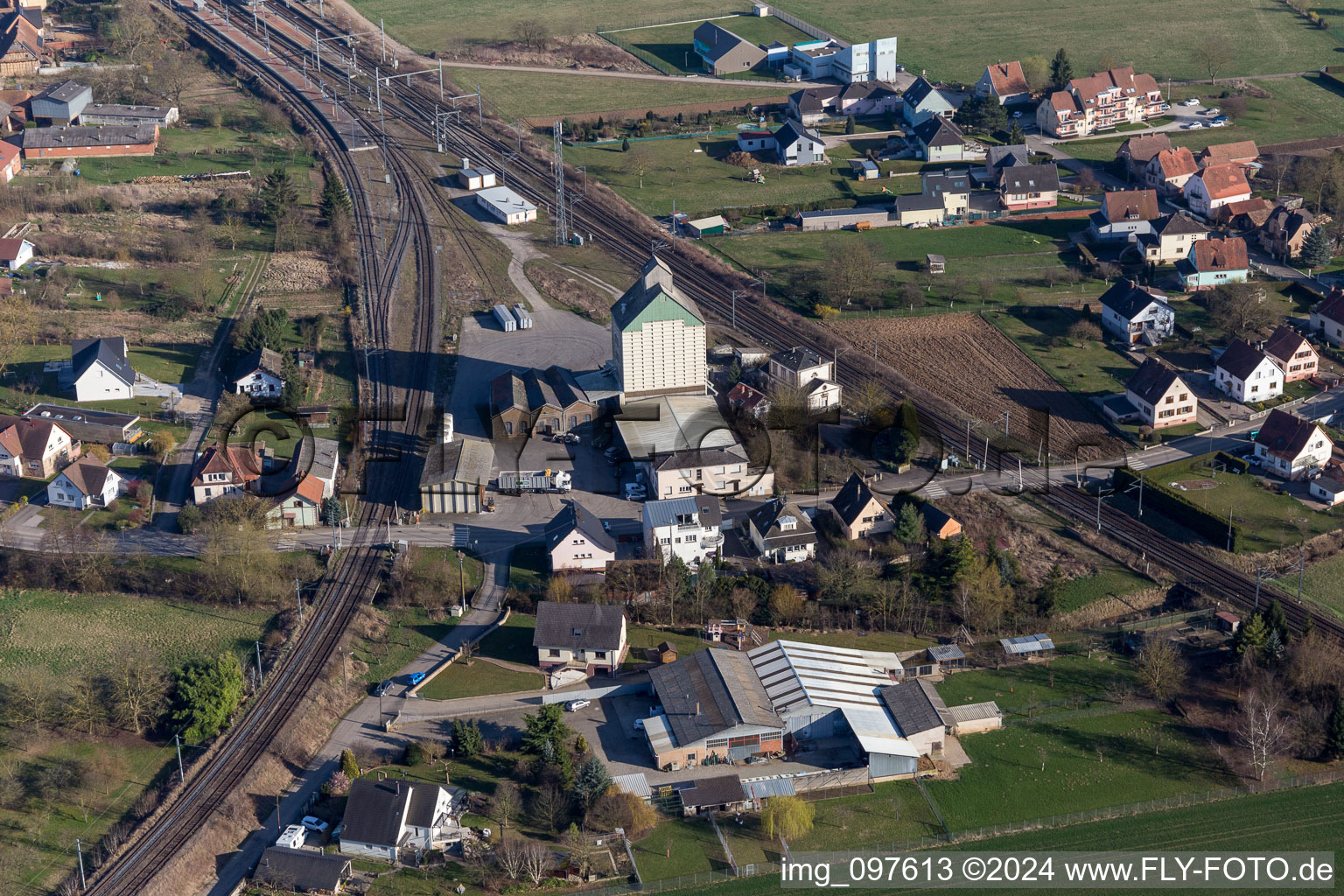 Vue aérienne de Tracé du passage à niveau du système ferroviaire et ferroviaire de la SNCF à Mommenheim dans le département Bas Rhin, France