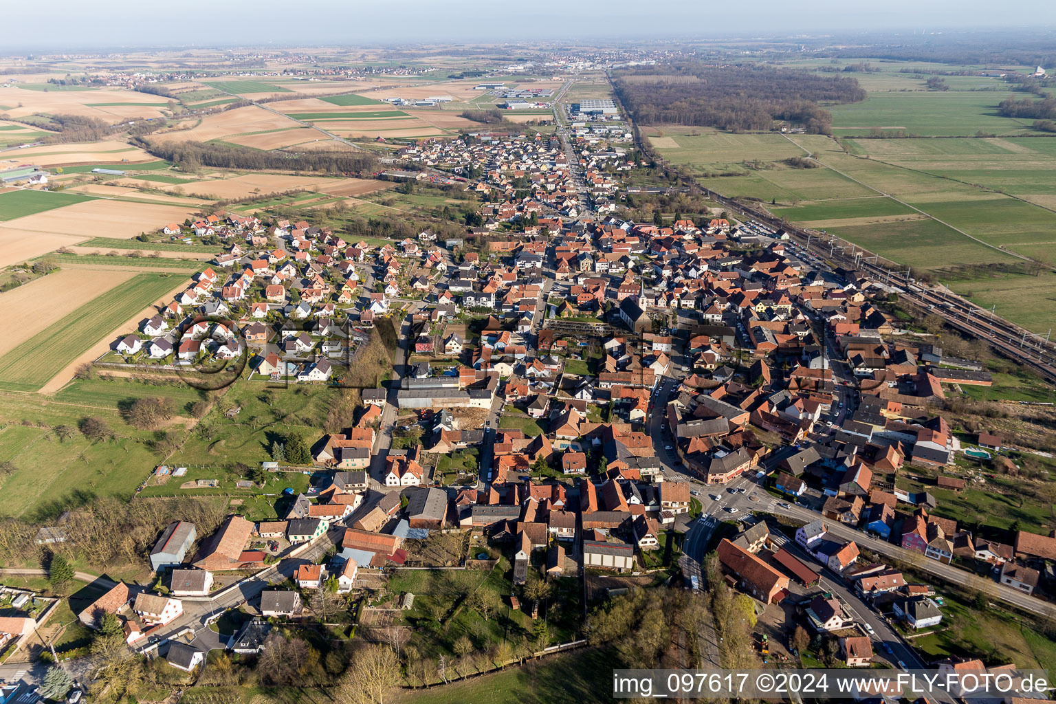 Vue aérienne de Vue sur le village à Mommenheim dans le département Bas Rhin, France