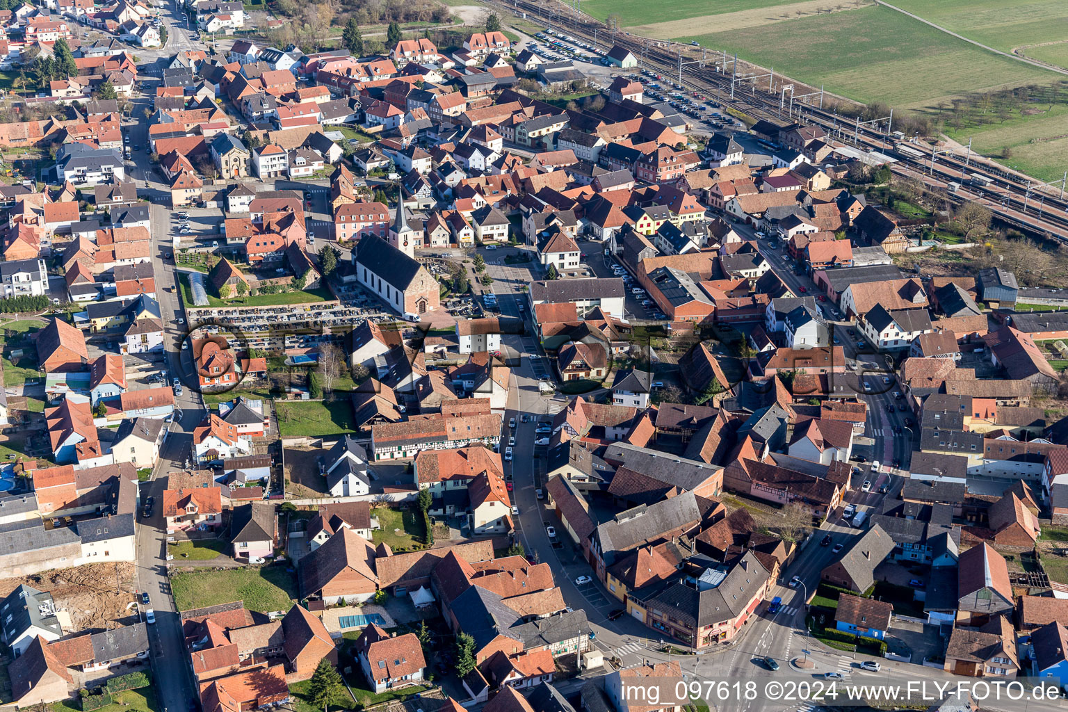 Vue aérienne de Vue sur le village à Mommenheim dans le département Bas Rhin, France