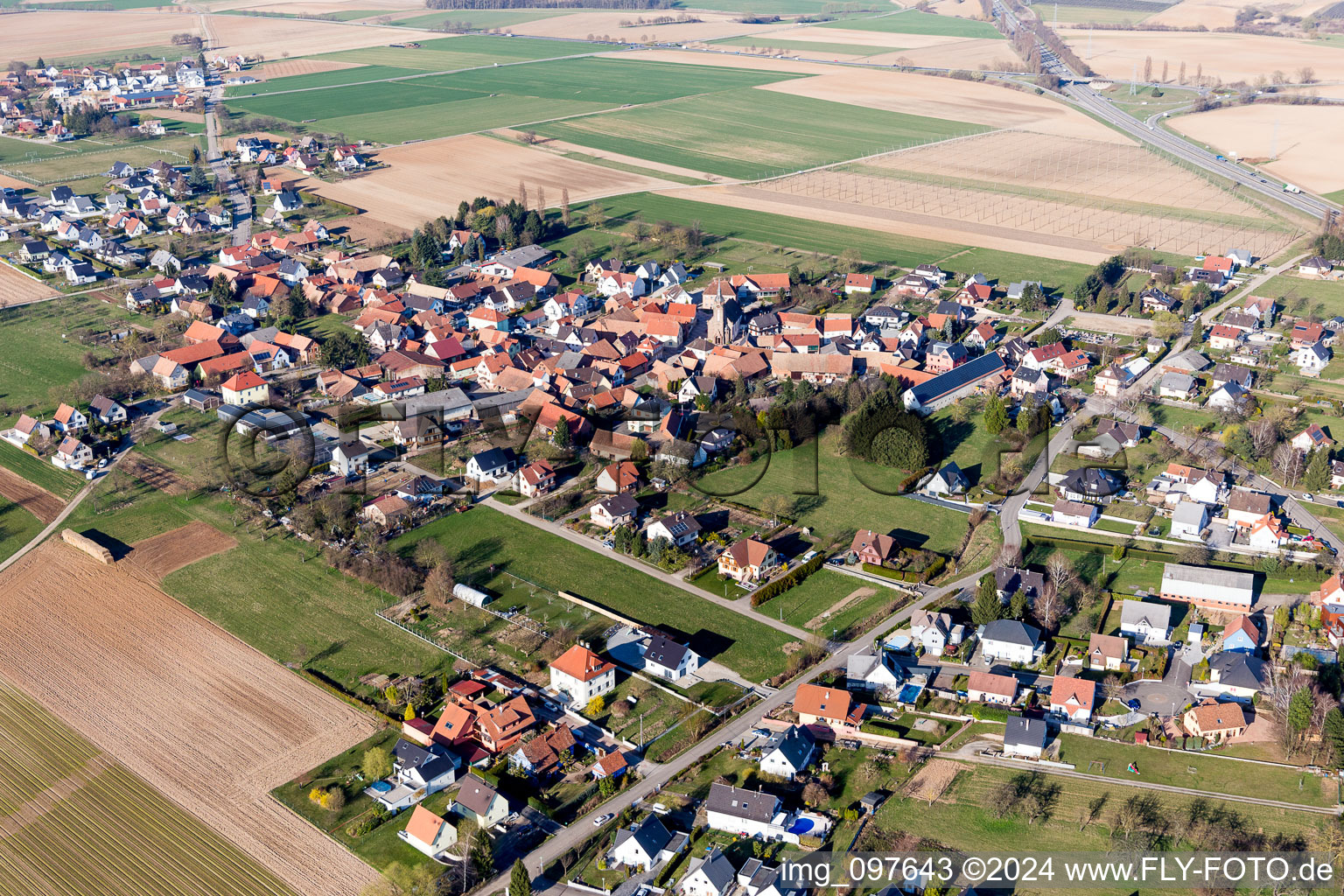 Vue aérienne de Bernolsheim dans le département Bas Rhin, France