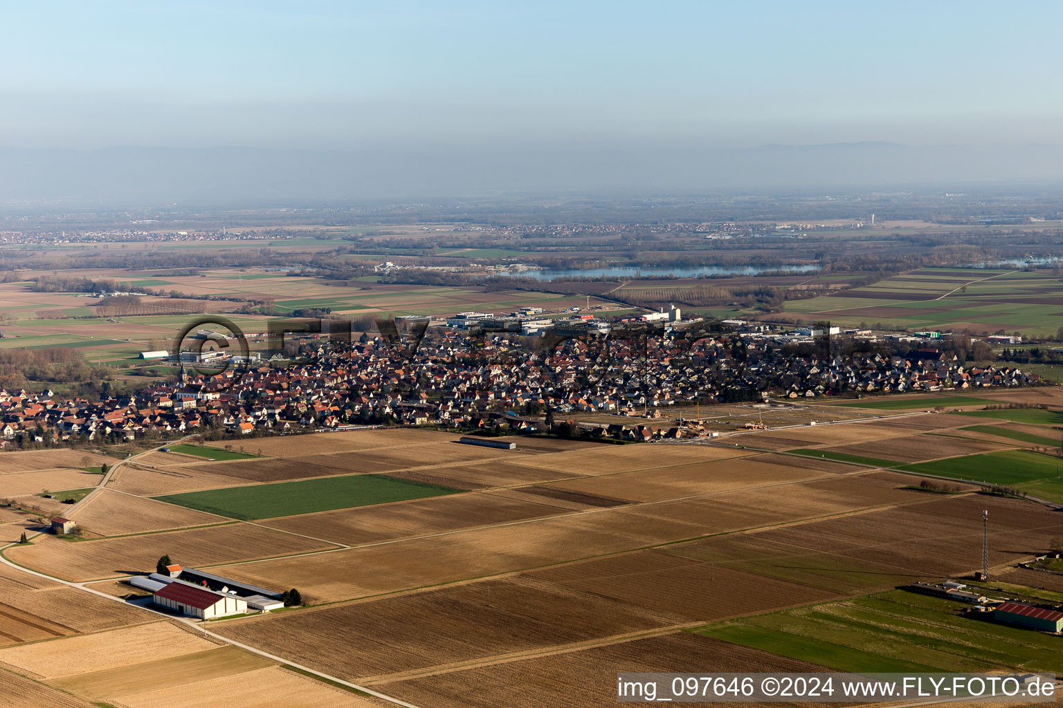 Vue aérienne de Weyersheim dans le département Bas Rhin, France