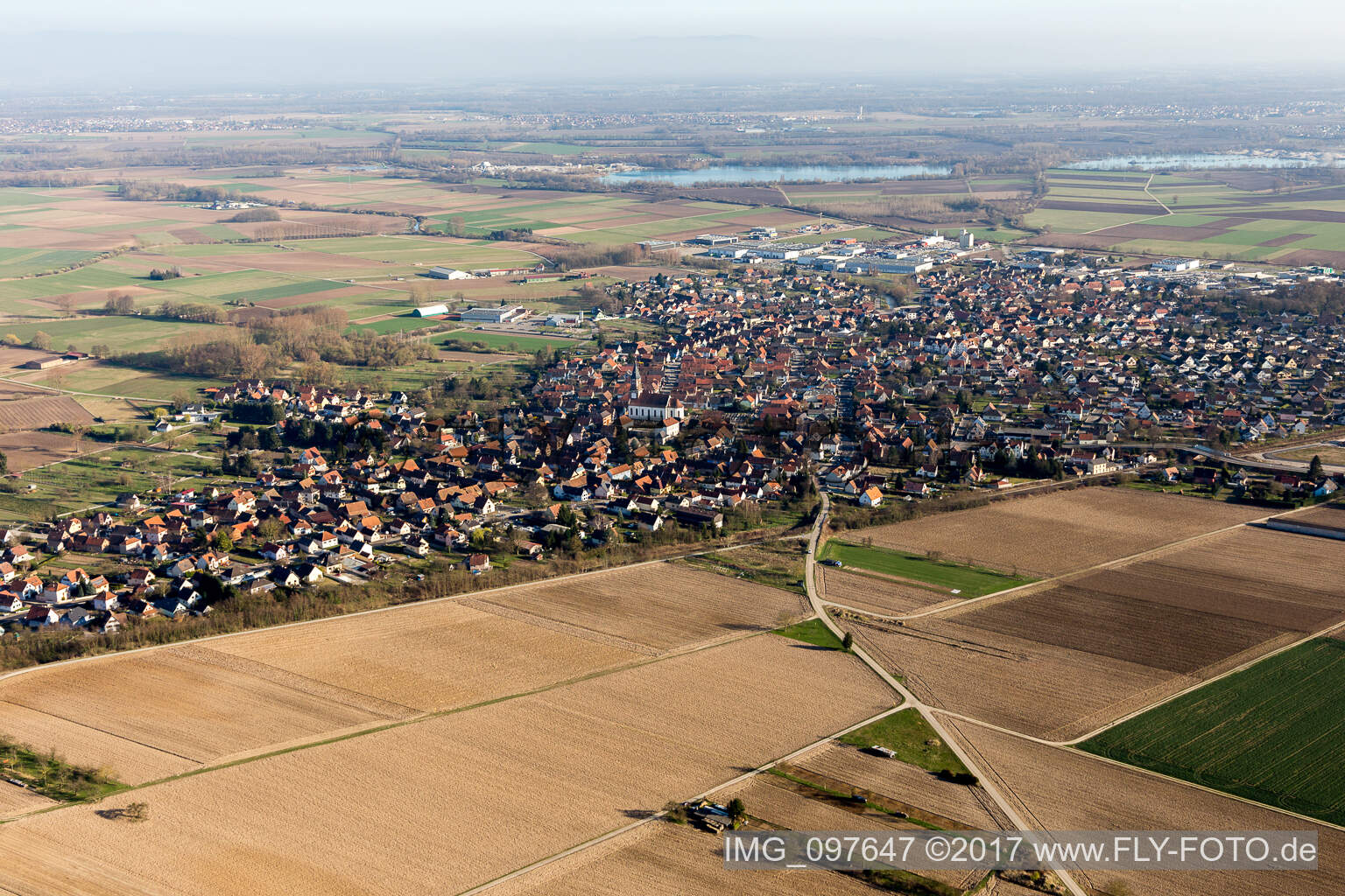 Vue aérienne de Weyersheim dans le département Bas Rhin, France