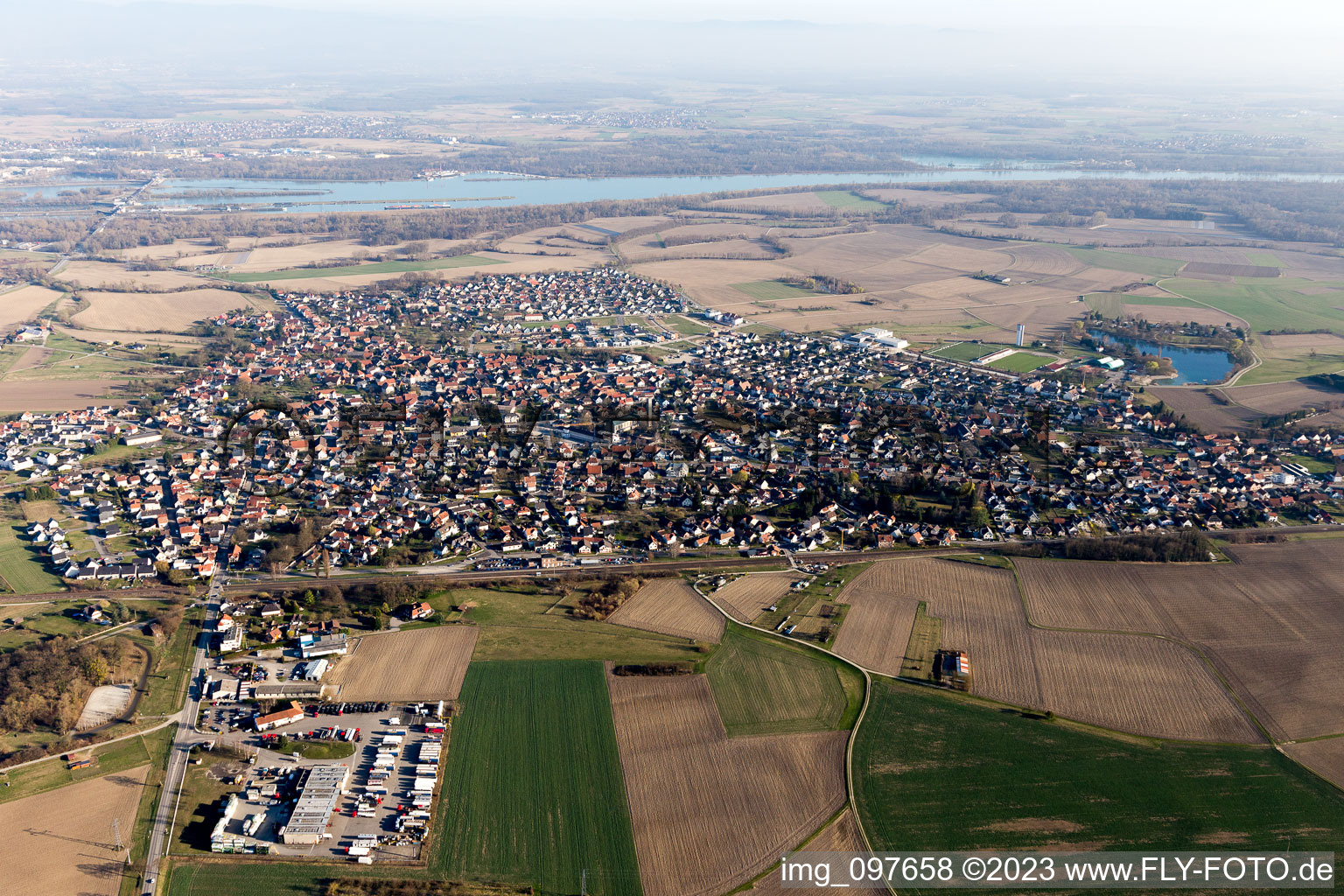 Gambsheim dans le département Bas Rhin, France depuis l'avion