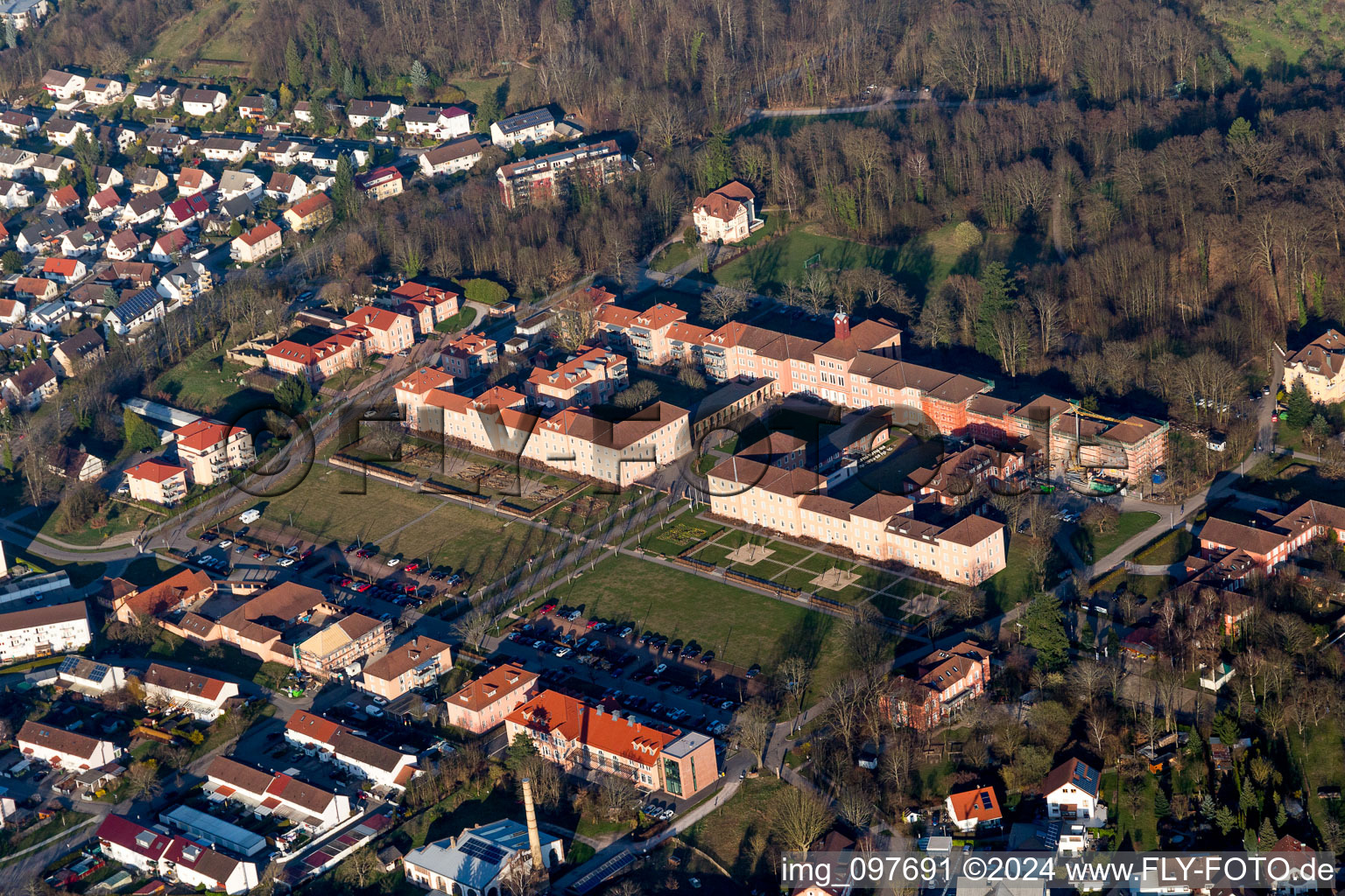 Vue aérienne de Administration municipale d'Illenaueer Arkaden à le quartier Oberachern in Achern dans le département Bade-Wurtemberg, Allemagne