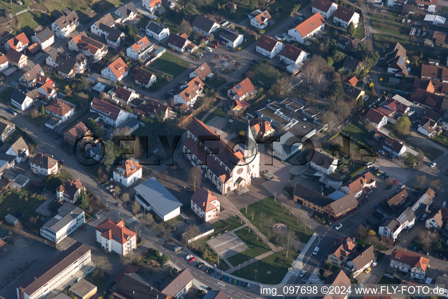 Vue aérienne de St. Stefan sur la Stefansplatz à le quartier Oberachern in Achern dans le département Bade-Wurtemberg, Allemagne