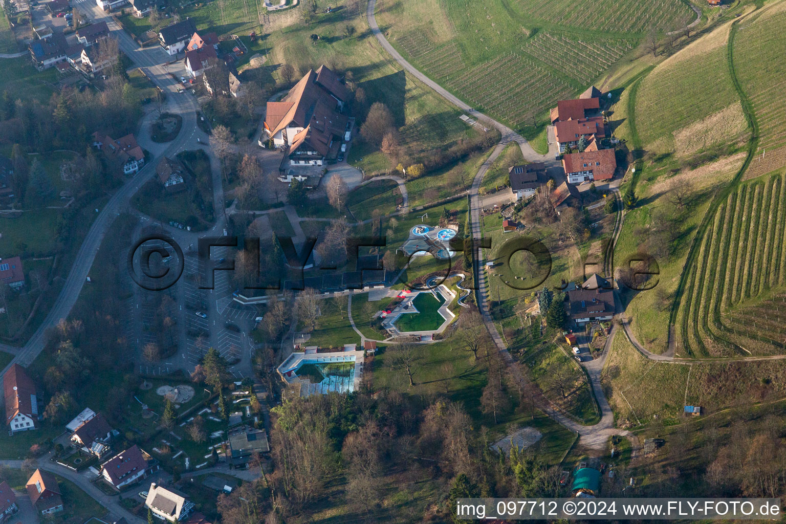 Vue aérienne de Piscine d'aventure en plein air à Sasbachwalden dans le département Bade-Wurtemberg, Allemagne