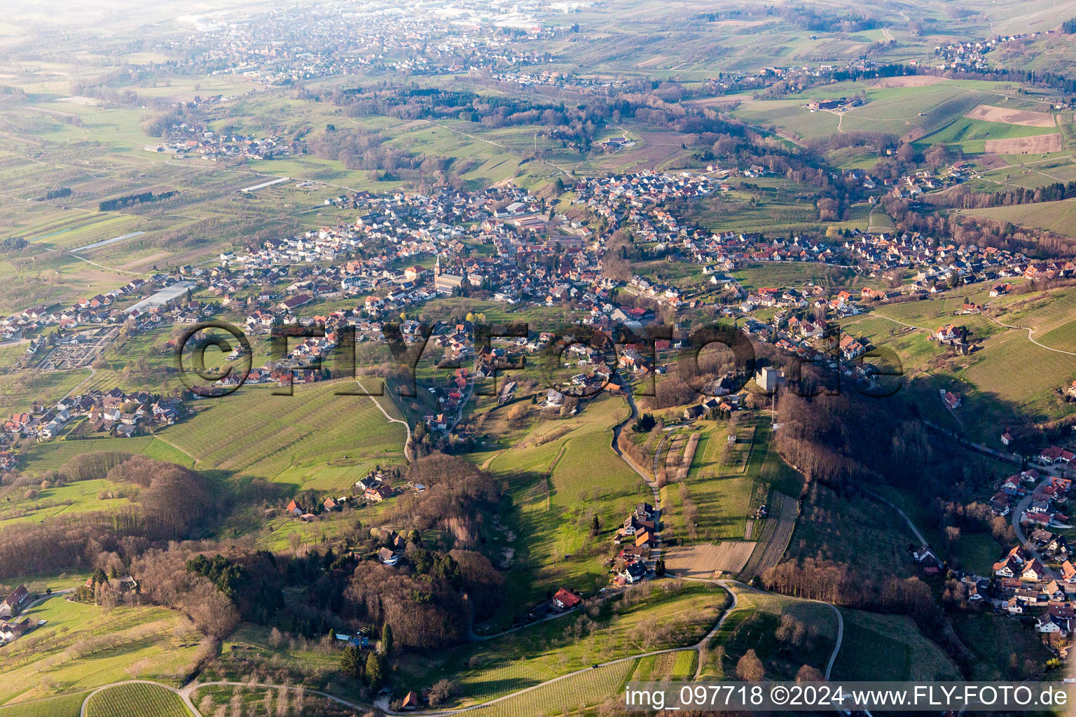 Vue aérienne de Ruines et vestiges des murs de l'ancien complexe du château et de la forteresse de Neuwindeck à le quartier Matzenhöfe in Lauf dans le département Bade-Wurtemberg, Allemagne