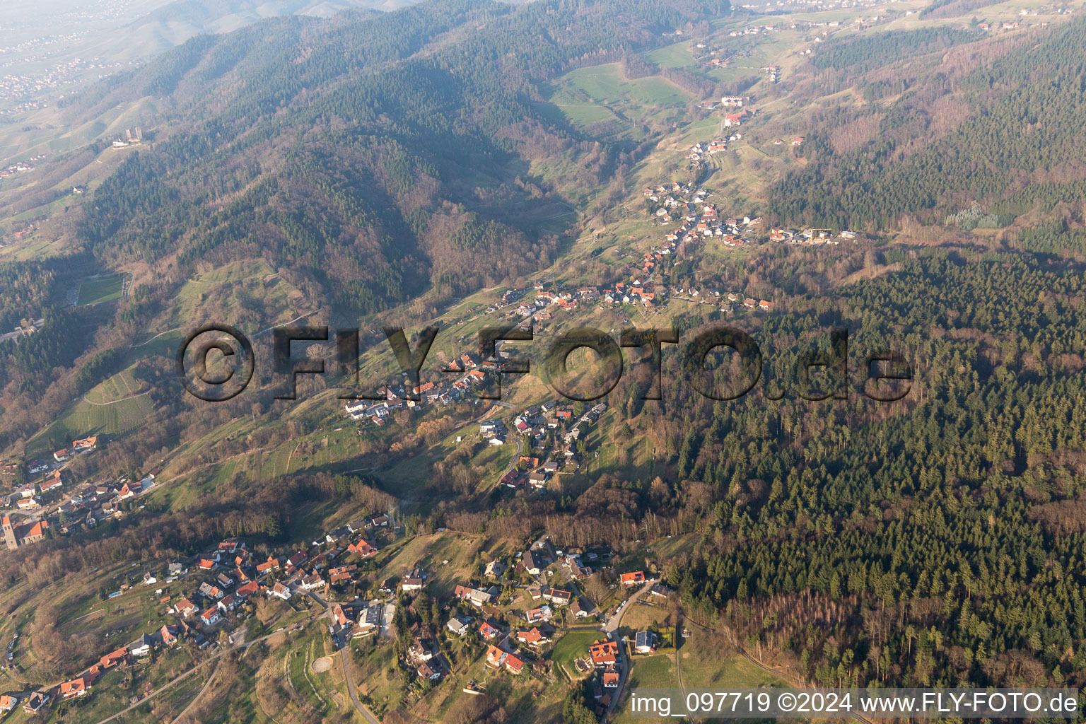 Vue aérienne de Laubachtal à le quartier Neusatz in Bühl dans le département Bade-Wurtemberg, Allemagne