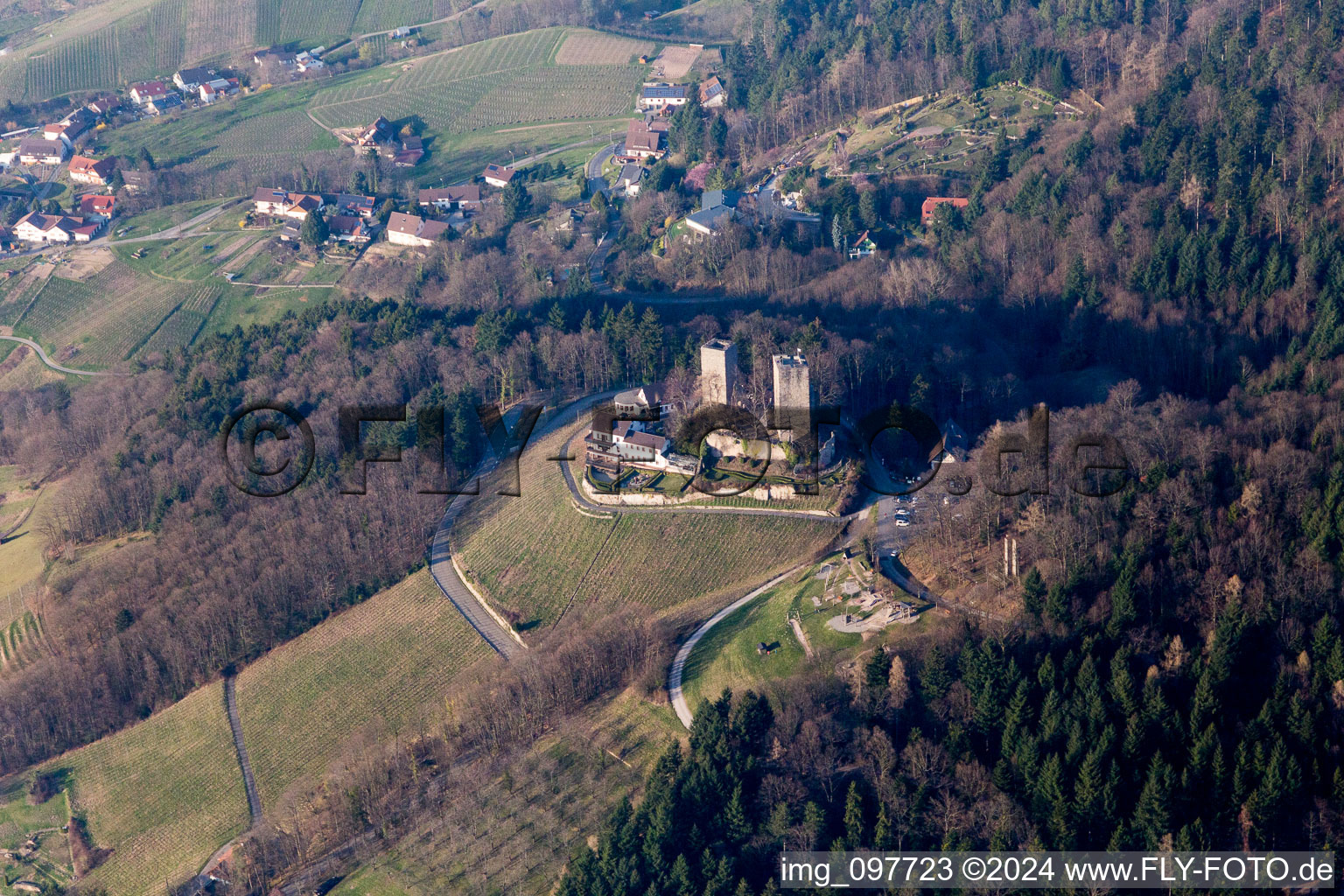 Vue aérienne de Ruines du château d'Alt-Windeck à le quartier Riegel in Bühl dans le département Bade-Wurtemberg, Allemagne