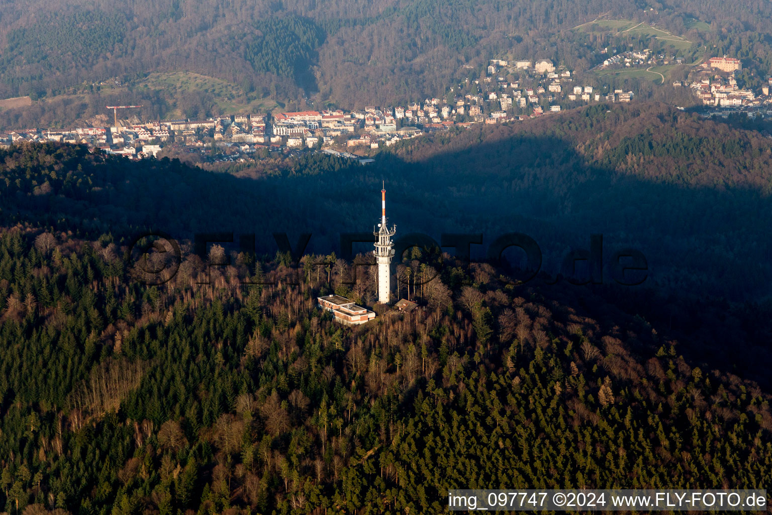 Vue aérienne de Mât de transmission sur le Fremersberg à Baden-Baden dans le département Bade-Wurtemberg, Allemagne