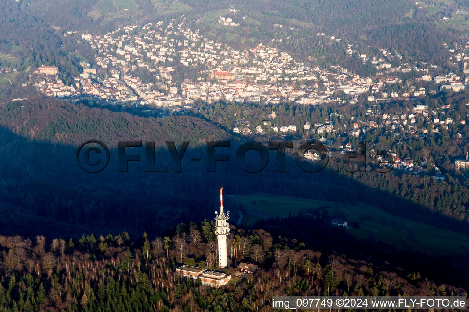 Vue aérienne de Mât de transmission sur le Fremersberg à Baden-Baden dans le département Bade-Wurtemberg, Allemagne