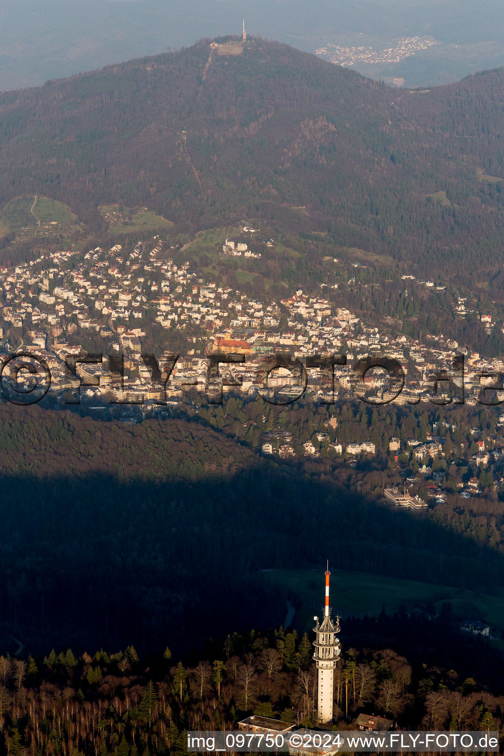 Vue aérienne de Tour Fremersberg, mât de transmission à Baden-Baden dans le département Bade-Wurtemberg, Allemagne