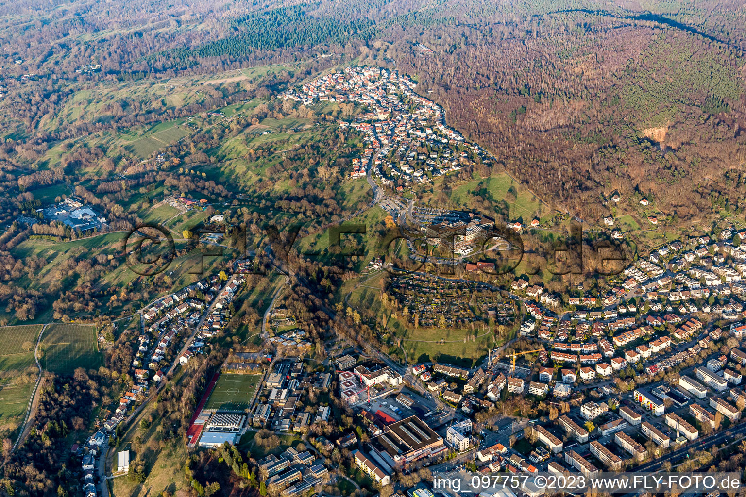 Vue aérienne de Klinikum Mittelbaden Balg à le quartier Oos in Baden-Baden dans le département Bade-Wurtemberg, Allemagne