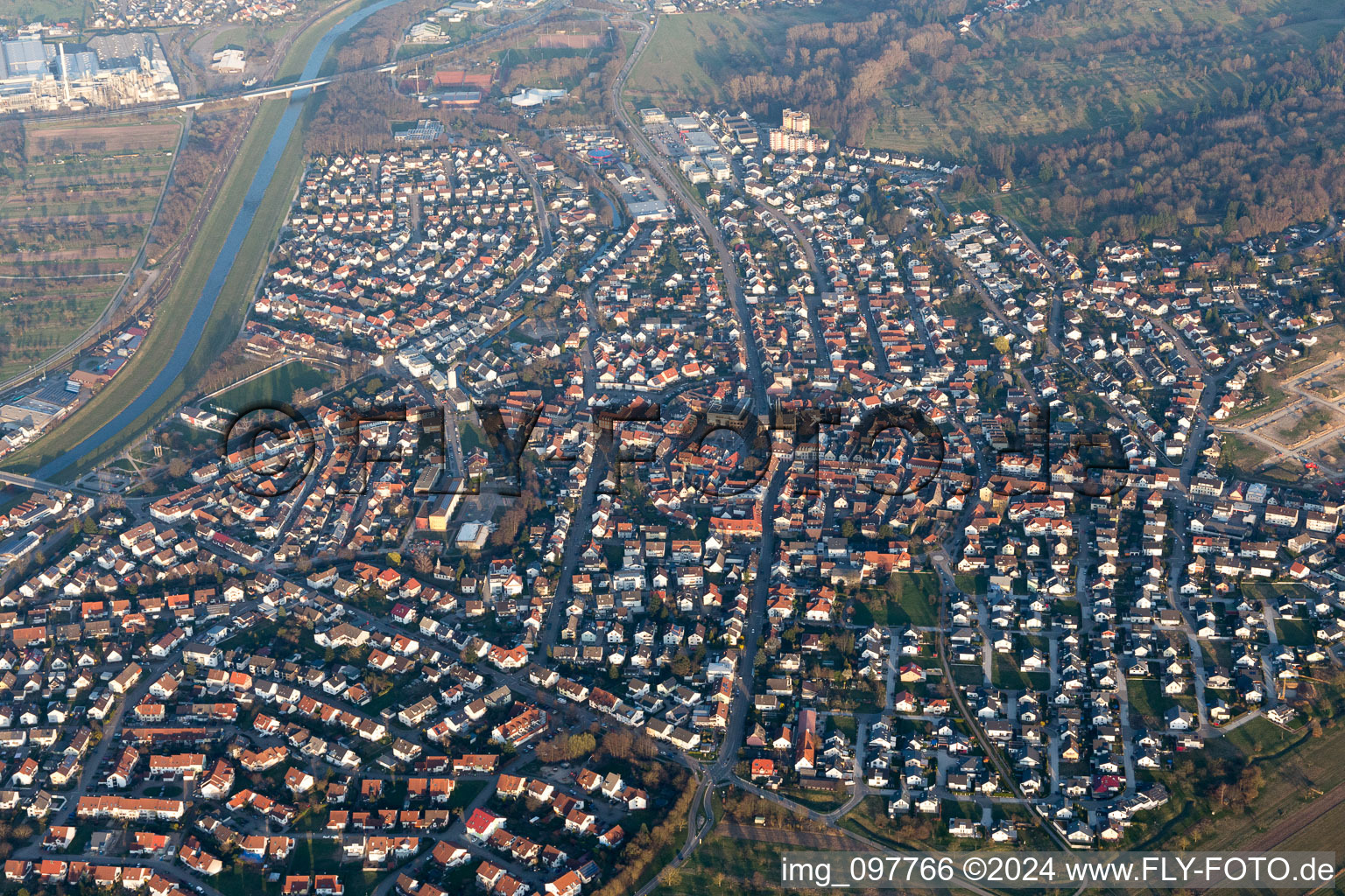 Kuppenheim dans le département Bade-Wurtemberg, Allemagne vue du ciel