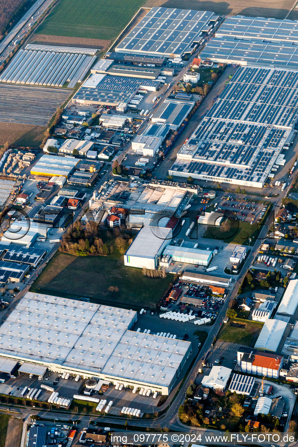 Vue aérienne de Zone industrielle et commerciale sur l'A5 avec IHLE tyres GmbH à Muggensturm dans le département Bade-Wurtemberg, Allemagne