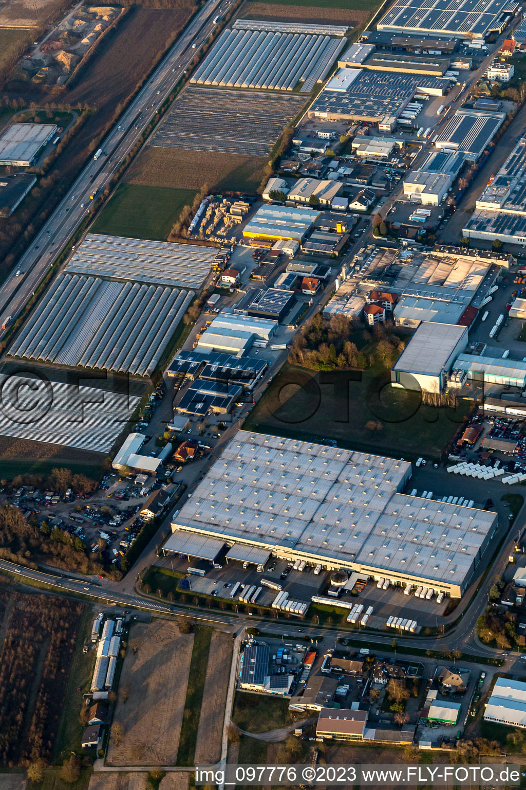 Vue aérienne de Zone industrielle sur l'A5, Rhenus Logistics à Muggensturm dans le département Bade-Wurtemberg, Allemagne