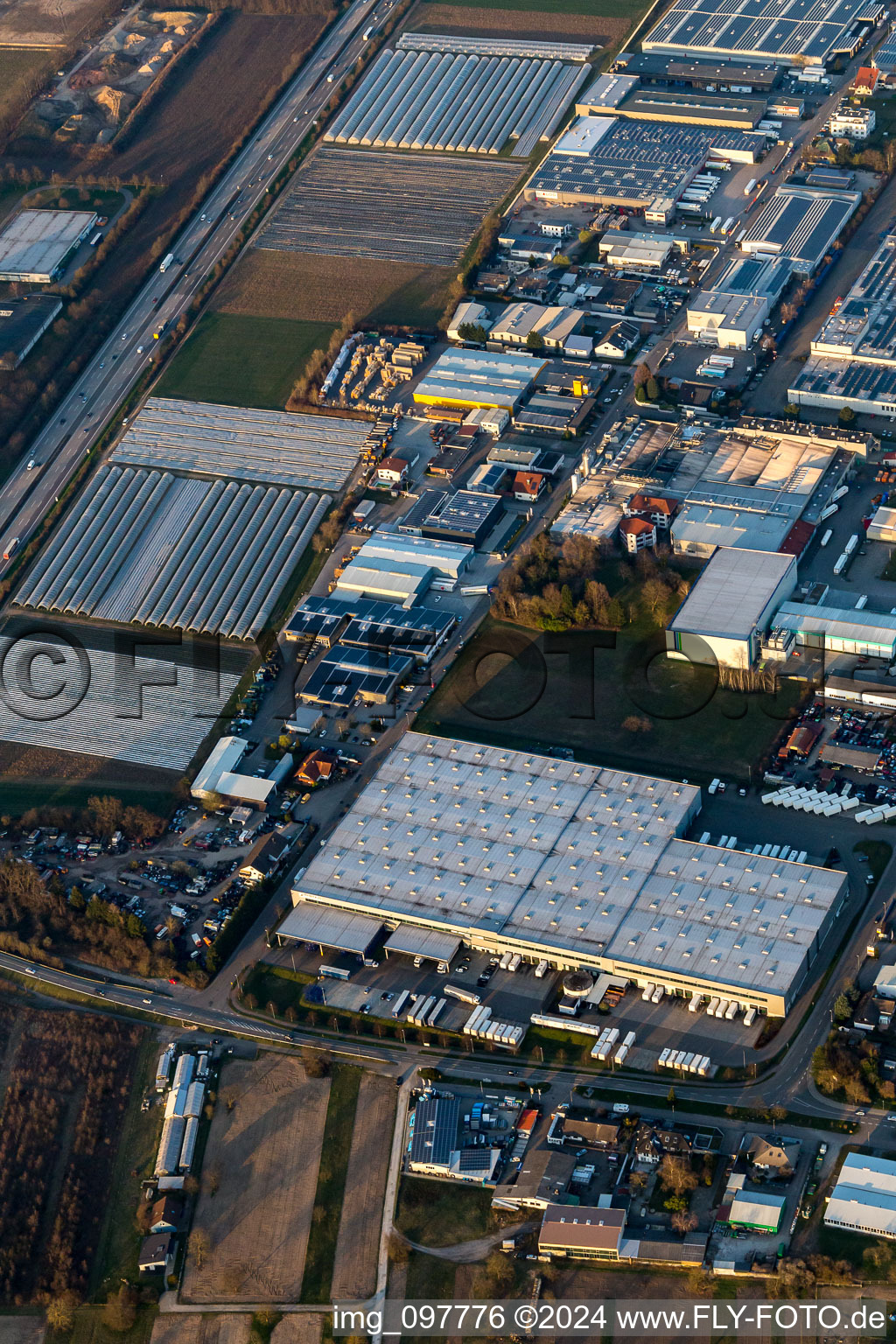 Vue aérienne de Zone industrielle sur l'A5, Rhenus Logistics à Muggensturm dans le département Bade-Wurtemberg, Allemagne