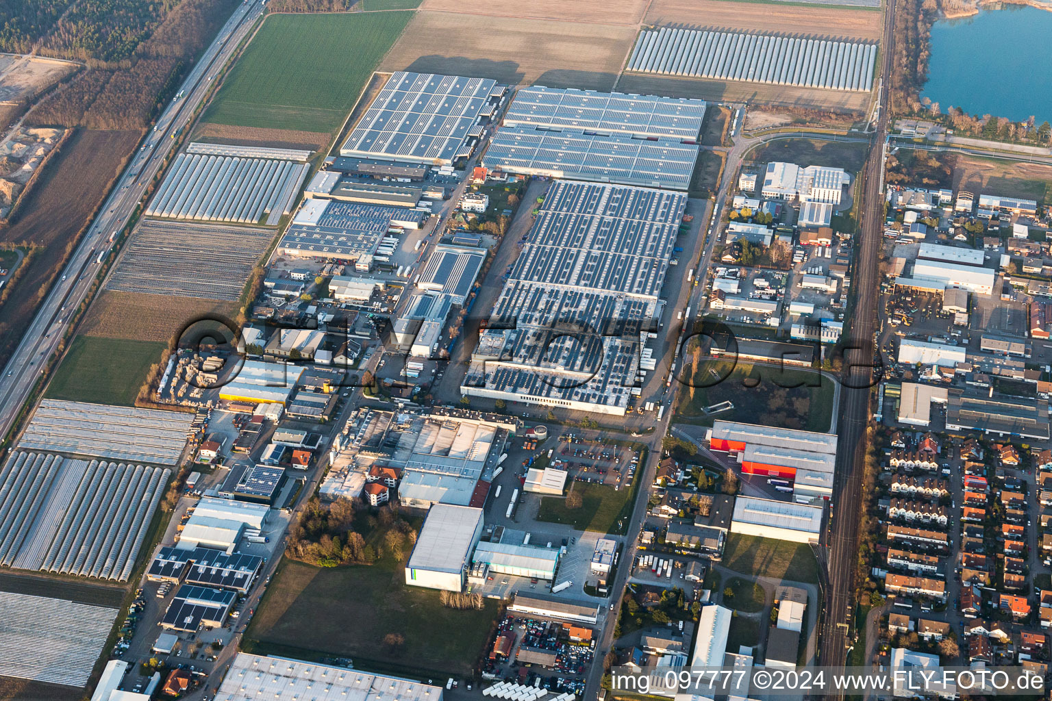 Vue aérienne de Zone industrielle et commerciale sur l'A5 avec IHLE tyres GmbH à Muggensturm dans le département Bade-Wurtemberg, Allemagne