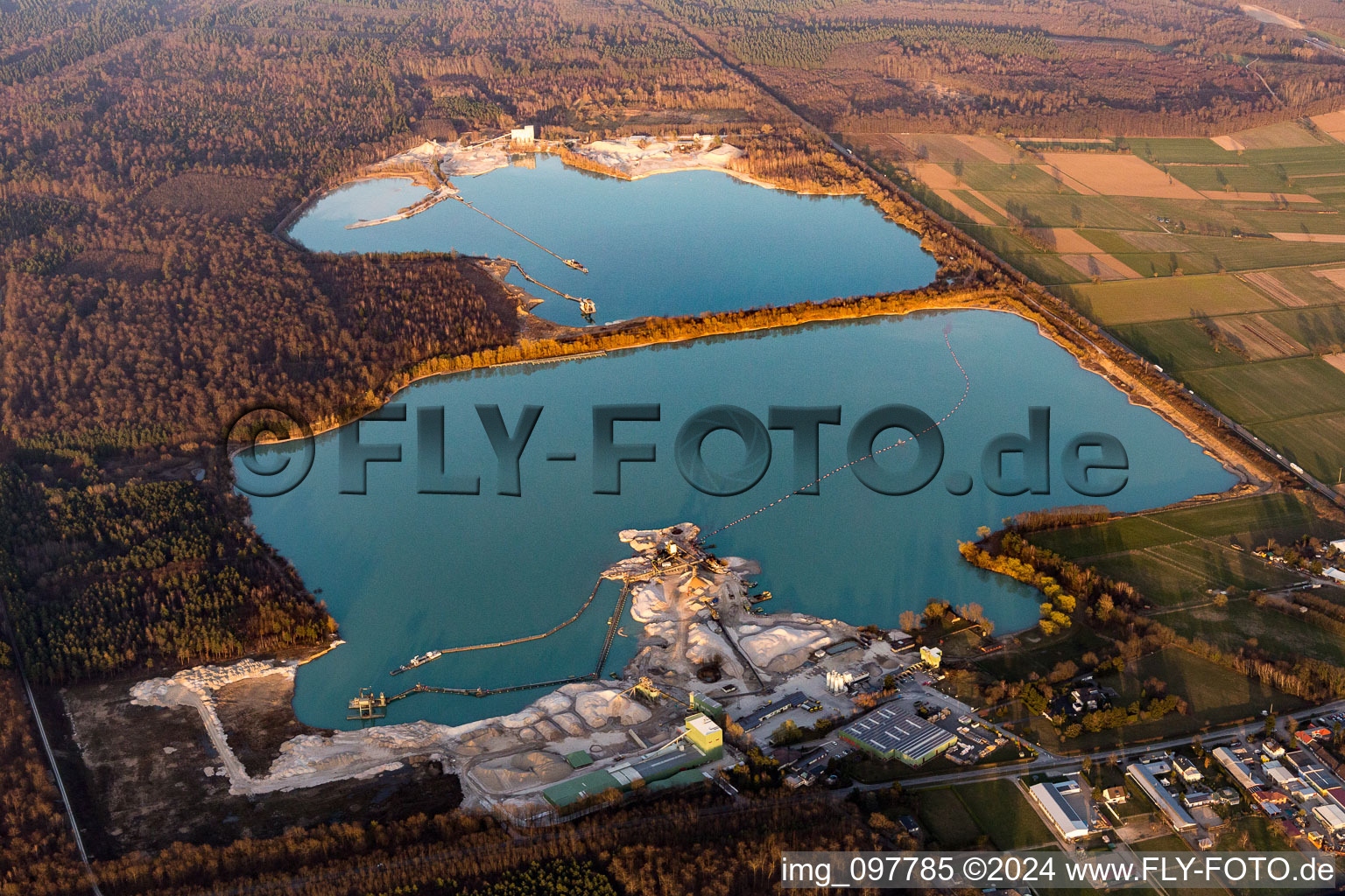 Vue aérienne de Gravière, étangs de carrière du sud à le quartier Neumalsch in Malsch dans le département Bade-Wurtemberg, Allemagne