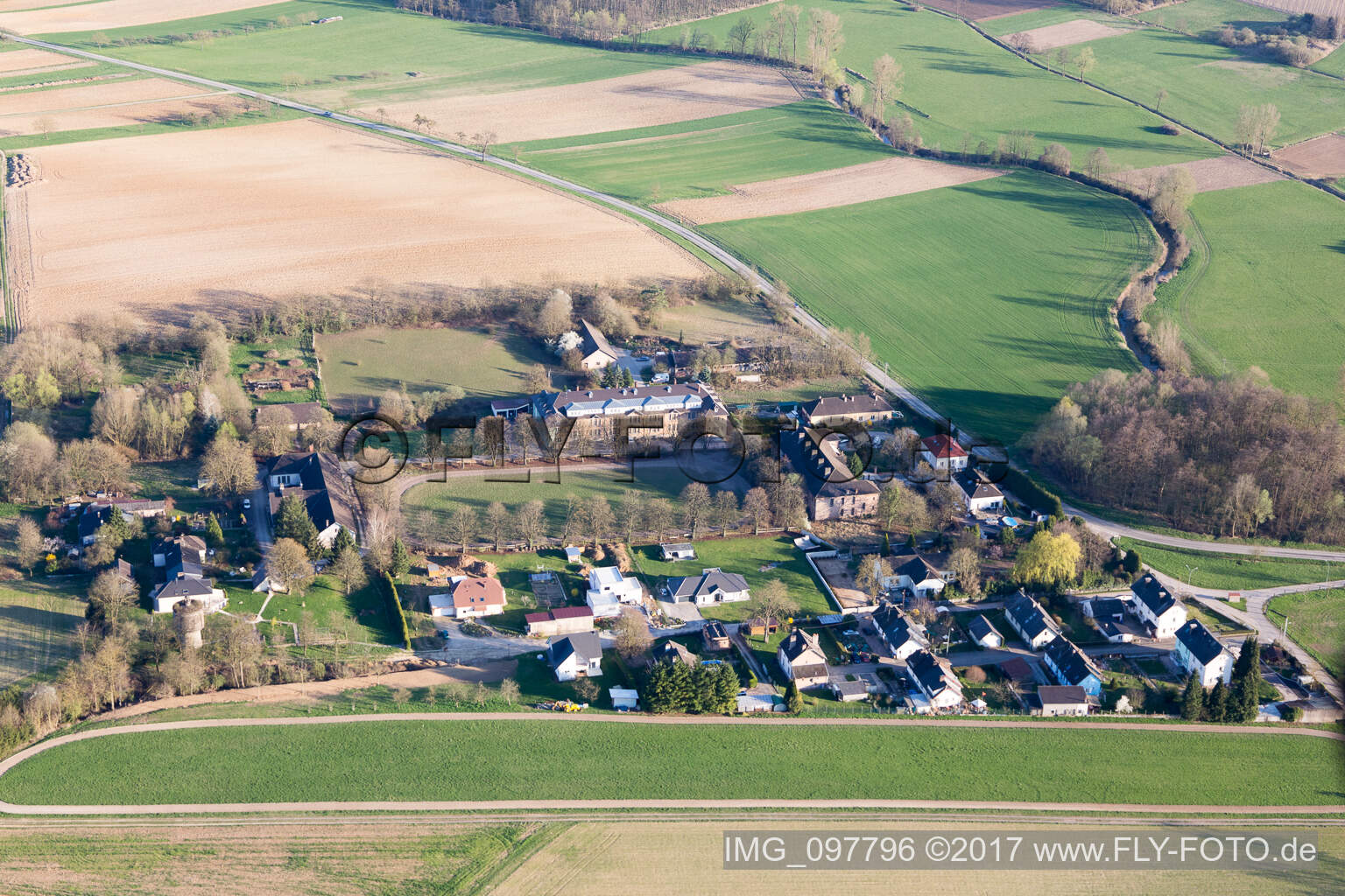 Vue aérienne de Camp de la Cité des Cadres à Oberrœdern dans le département Bas Rhin, France