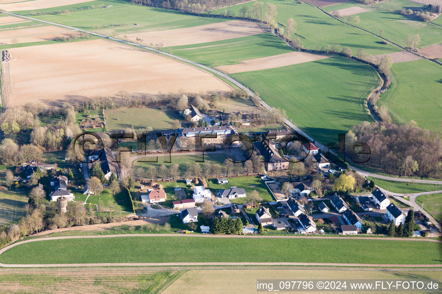 Vue aérienne de Camp de la Cité des Cadres à Oberrœdern dans le département Bas Rhin, France