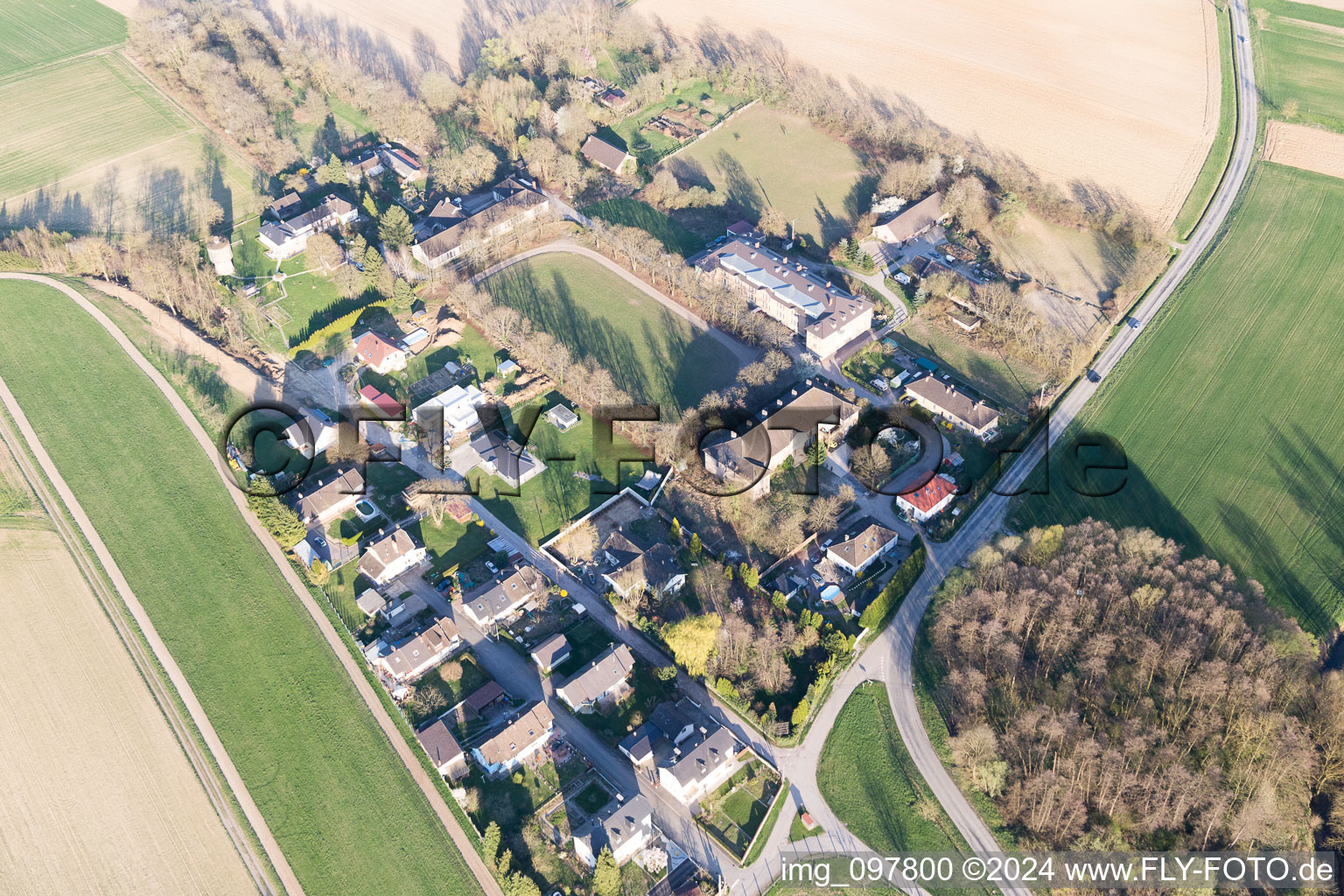 Vue aérienne de Piste de trot et ancienne caserne militaire Camp Cité des Cadres à Oberrœdern dans le département Bas Rhin, France