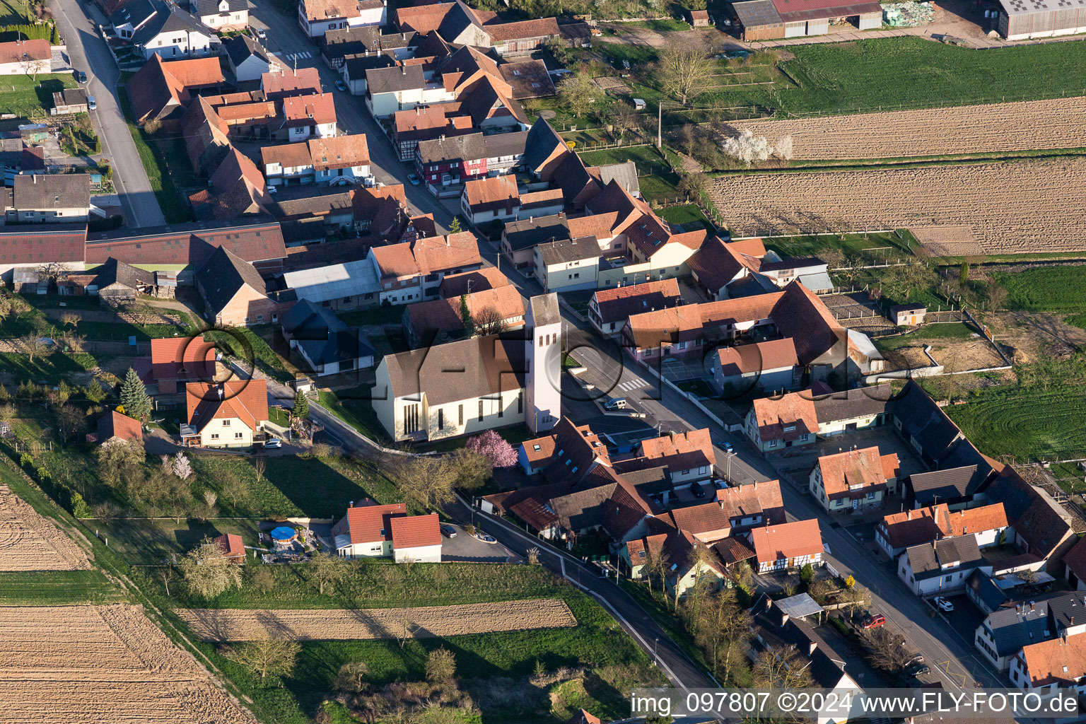 Vue aérienne de Bâtiment d'église au centre du village à Oberrœdern dans le département Bas Rhin, France